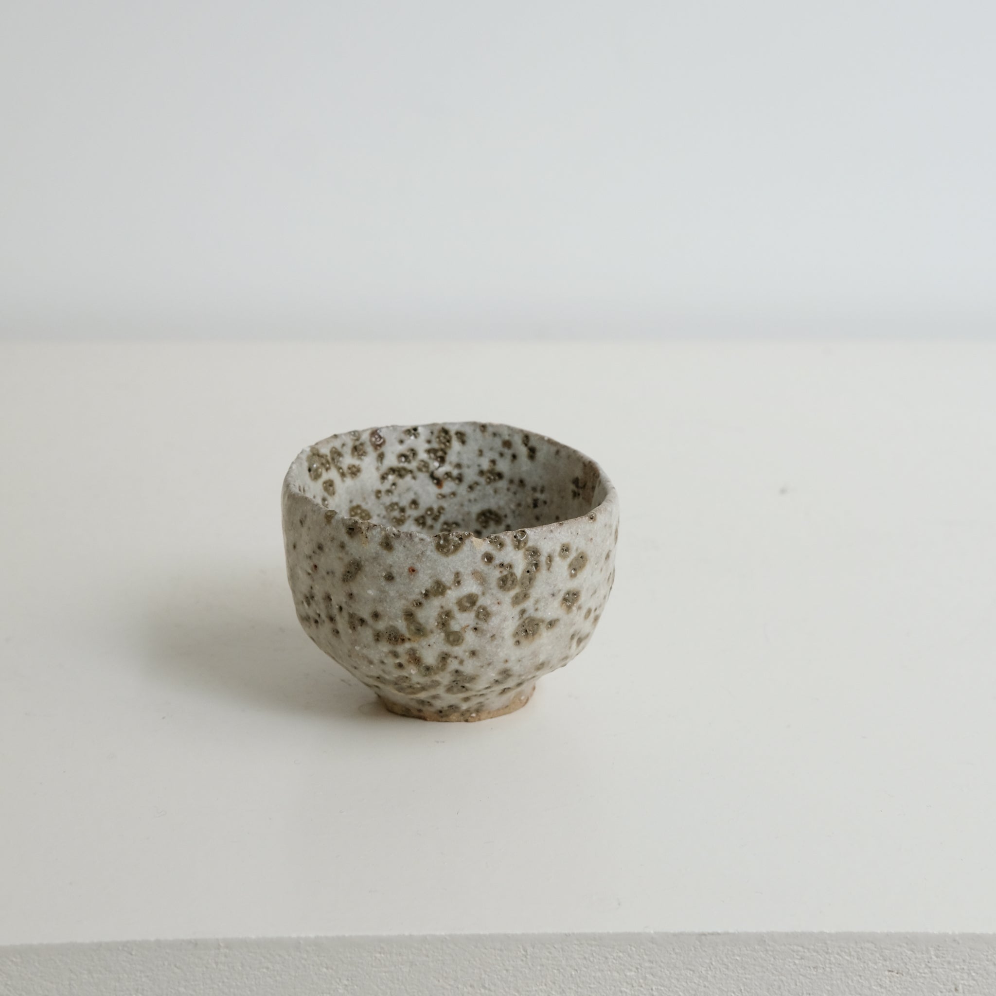 Tasse en terre glanée 100ml - blanc et tâche kaki par Potry chez Brutal Ceramics