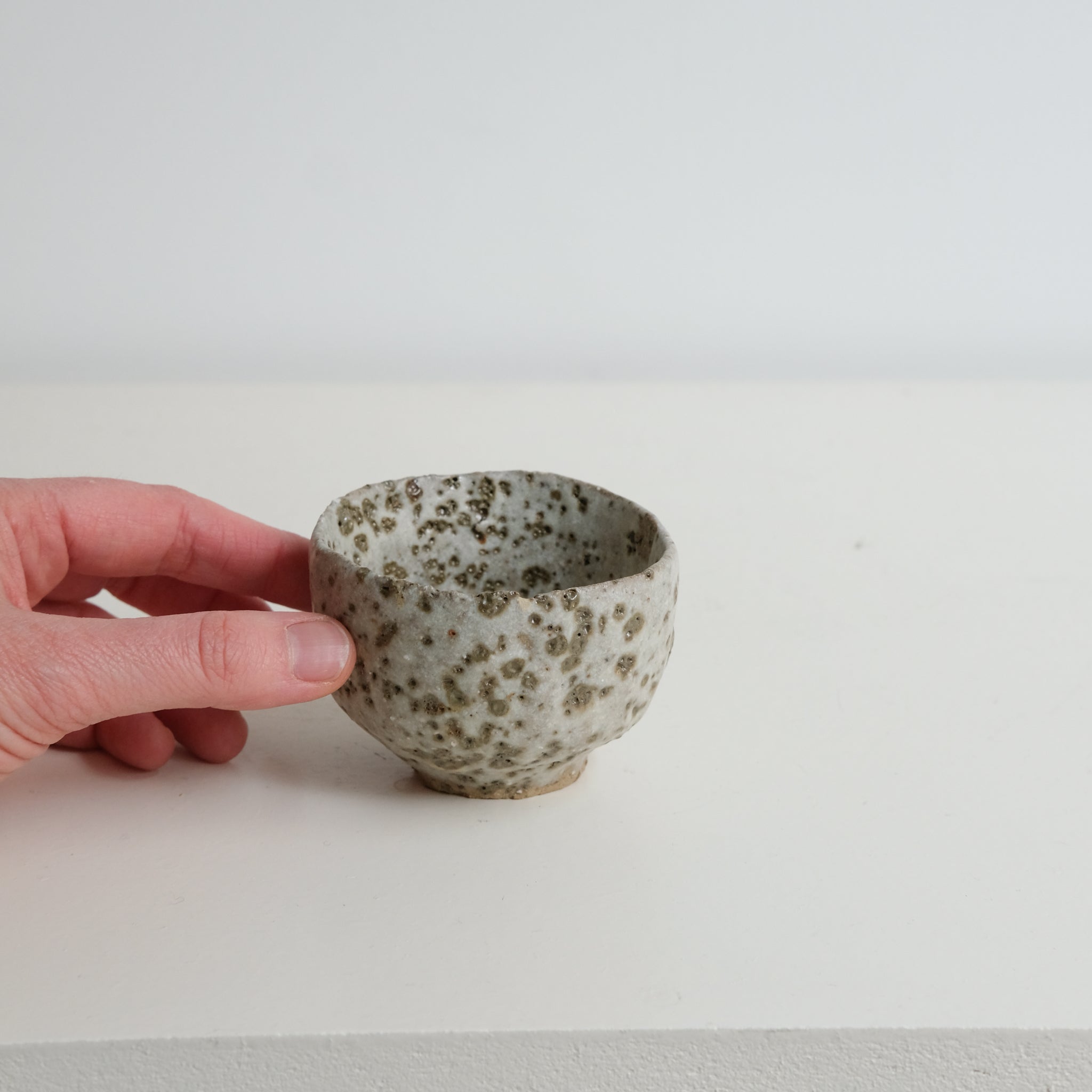 Tasse en terre glanée 100ml - blanc et tâche kaki par Potry chez Brutal Ceramics