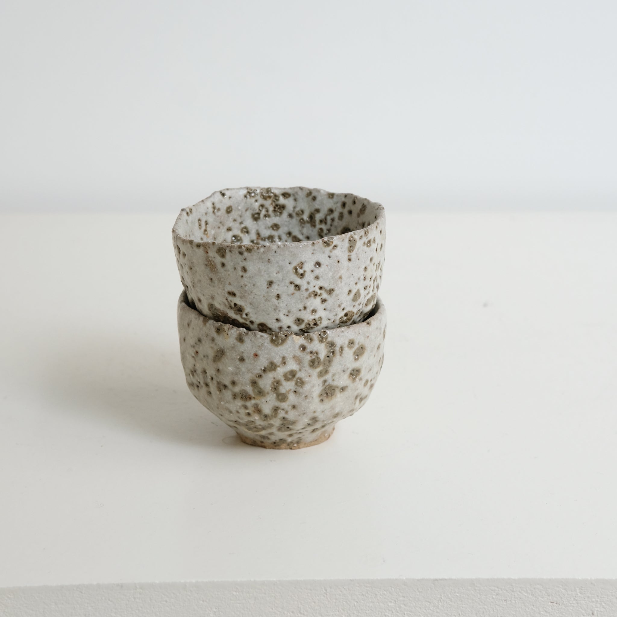 Tasse en terre glanée 100ml - blanc et tâche kaki par Potry chez Brutal Ceramics
