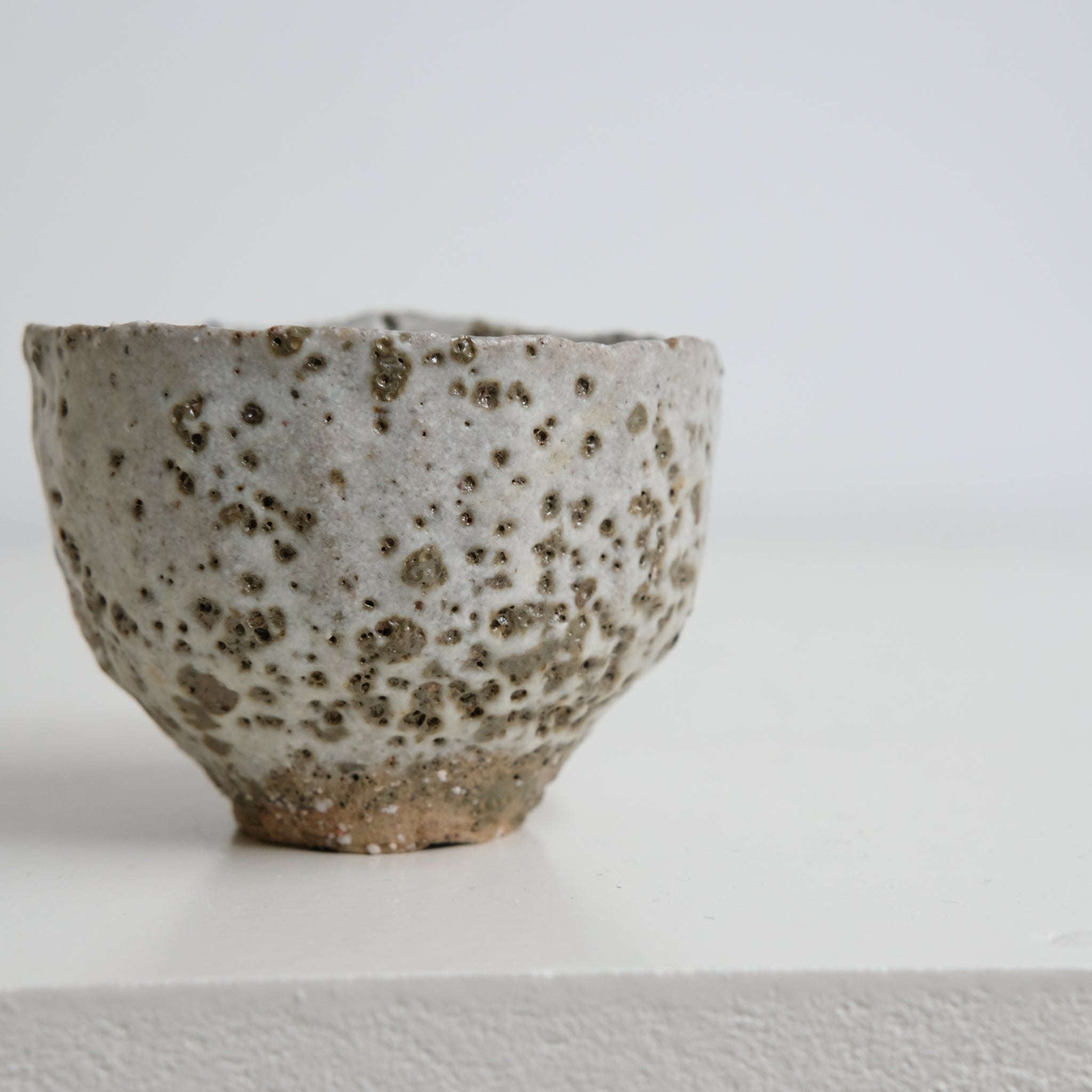 Tasse en terre glanée 100ml - blanc et tâche kaki par Potry chez Brutal Ceramics