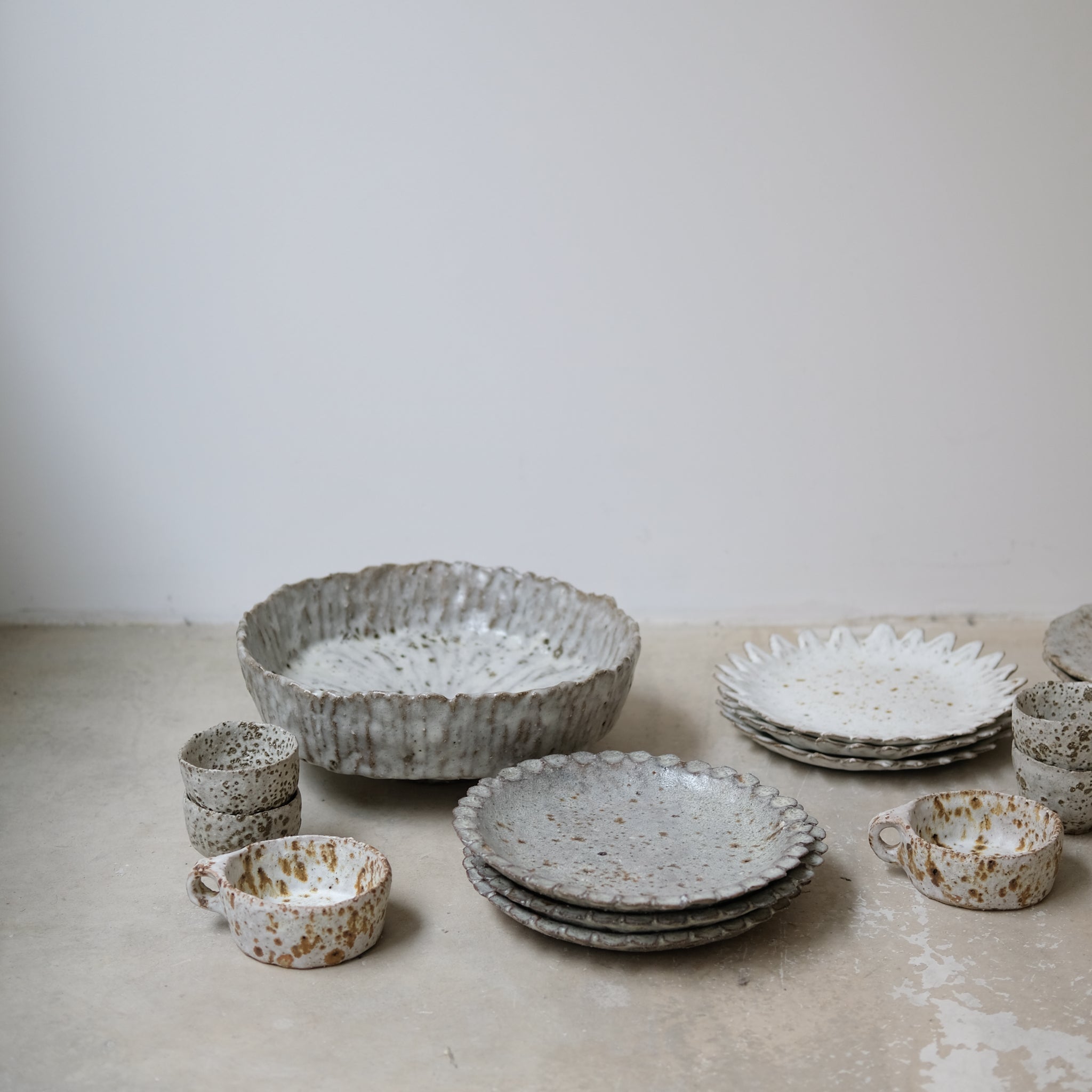 Assiette en terre glanée D 21cm - gris bleu par Potry chez Brutal Ceramics