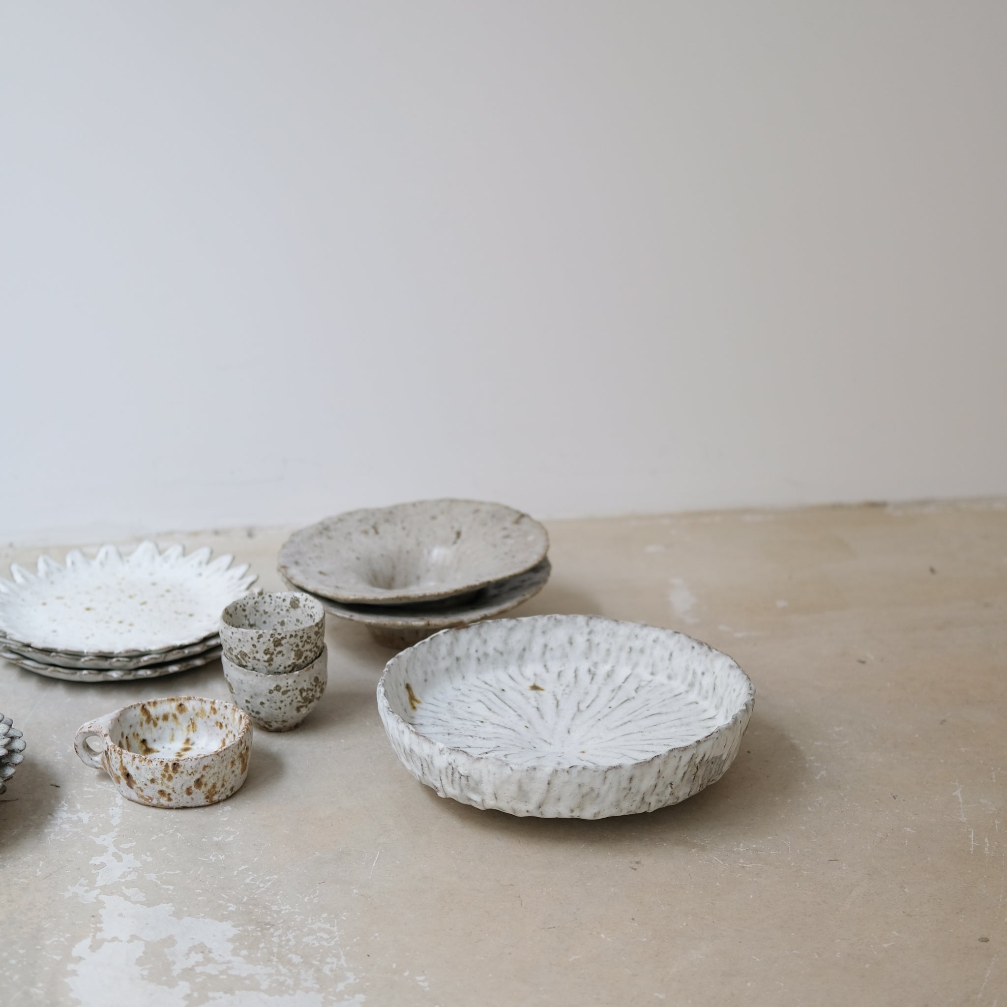 Coupe en terre glanée D 25cm - blanc mat par Potry chez Brutal Ceramics