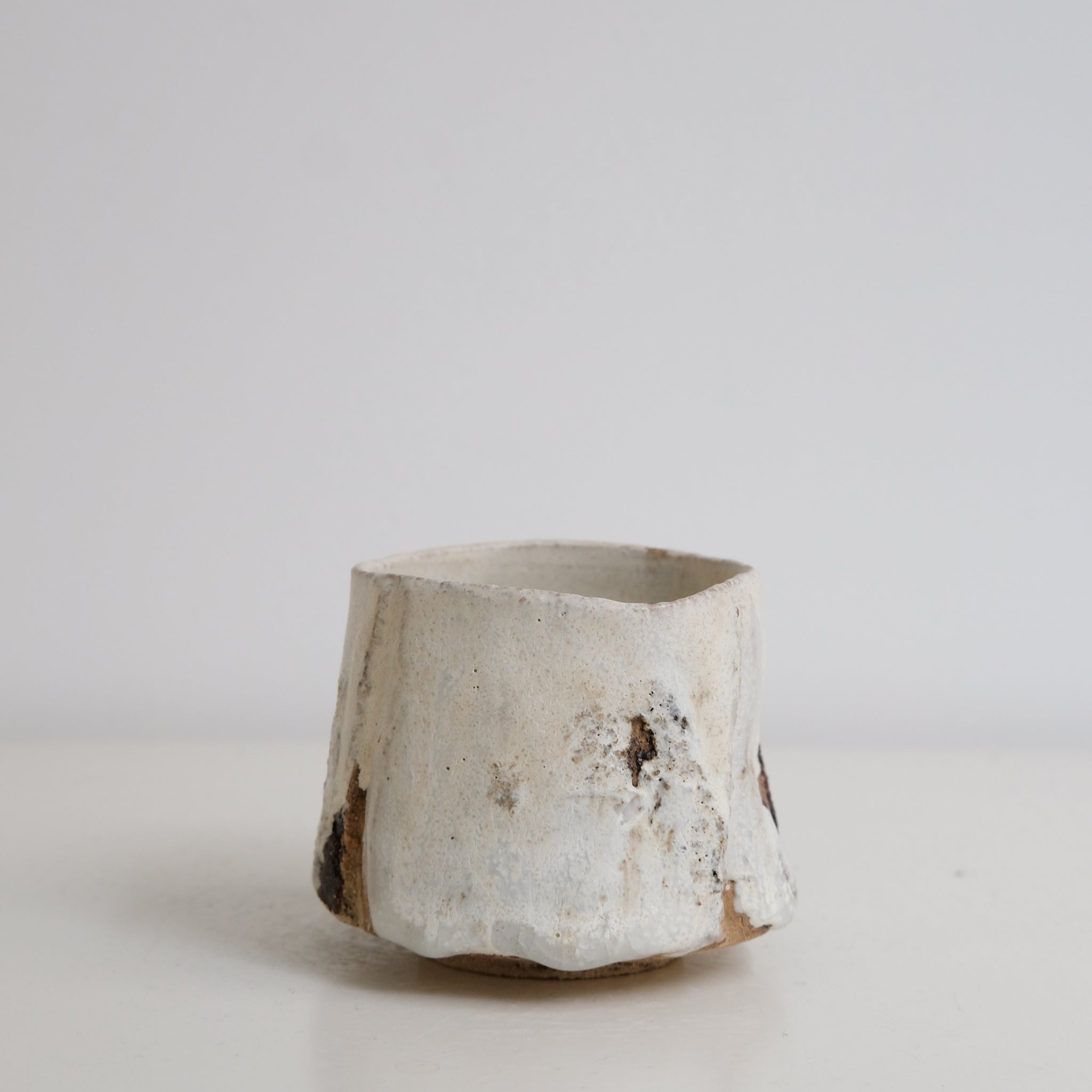Tasse en grès 200ml - Blanc texturé de Saga Pottery chez Brutal Ceramics