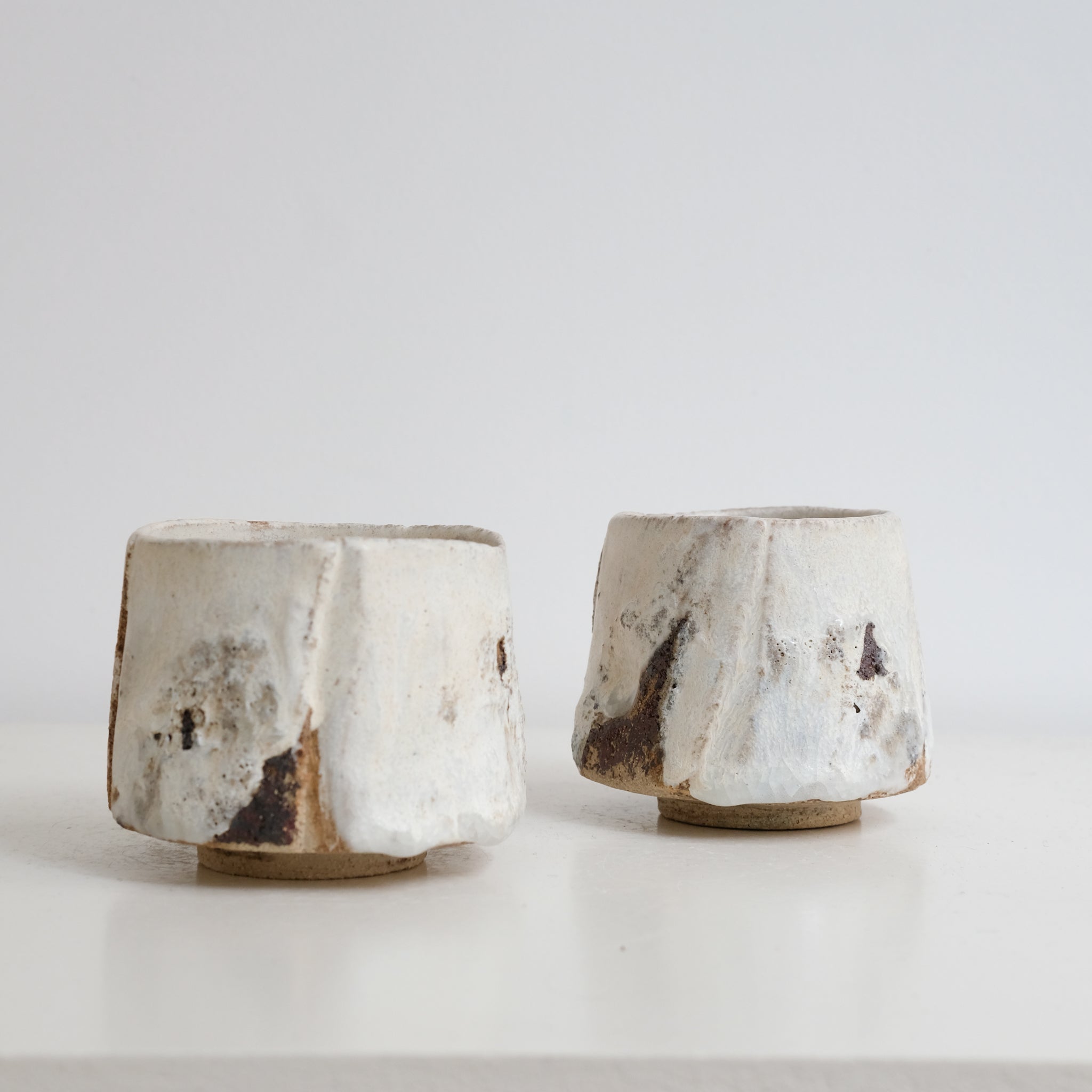 Tasse en grès 200ml - Blanc texturé de Saga Pottery chez Brutal Ceramics
