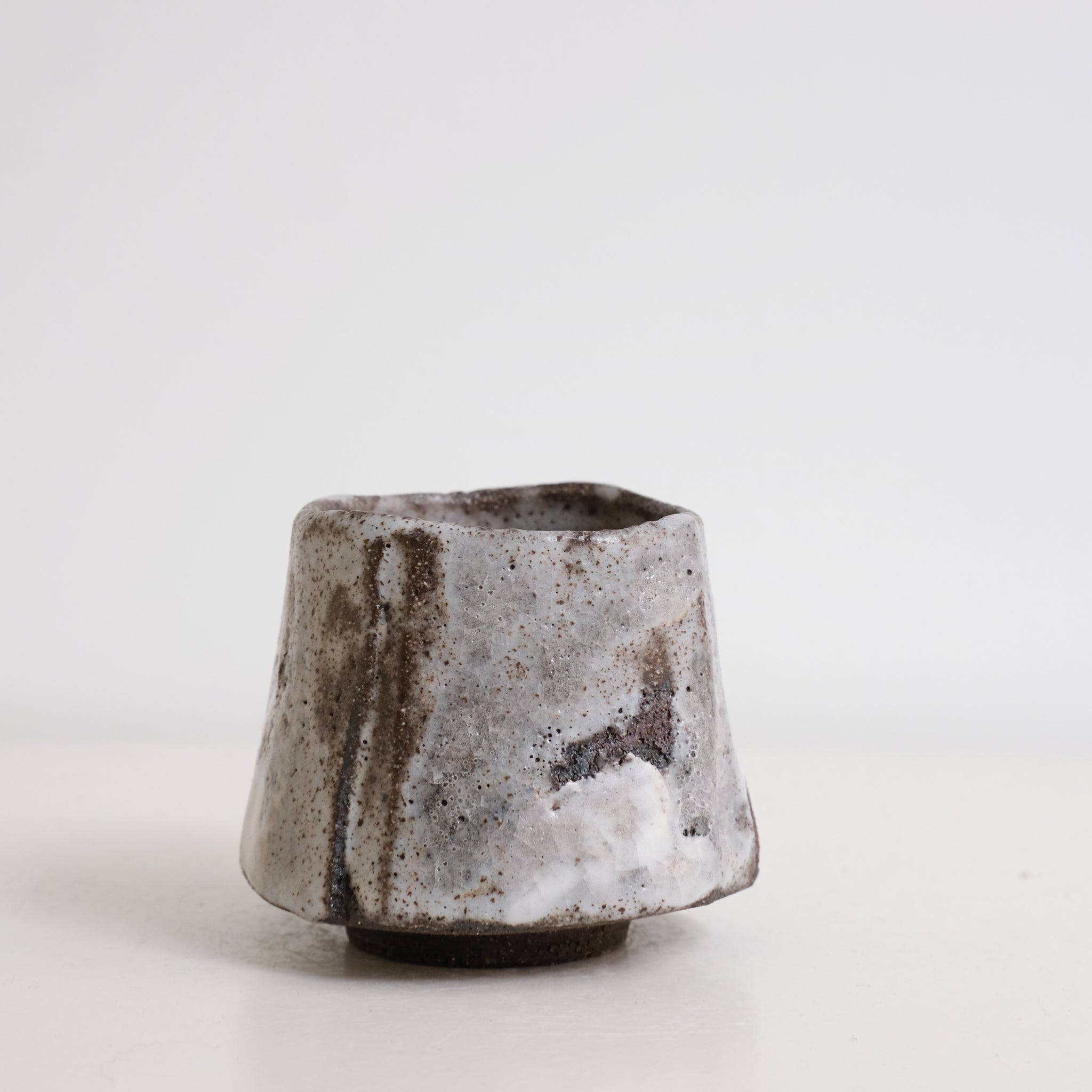 Tasse en grès 200ml - Gris texturé de Saga Pottery chez Brutal Ceramics