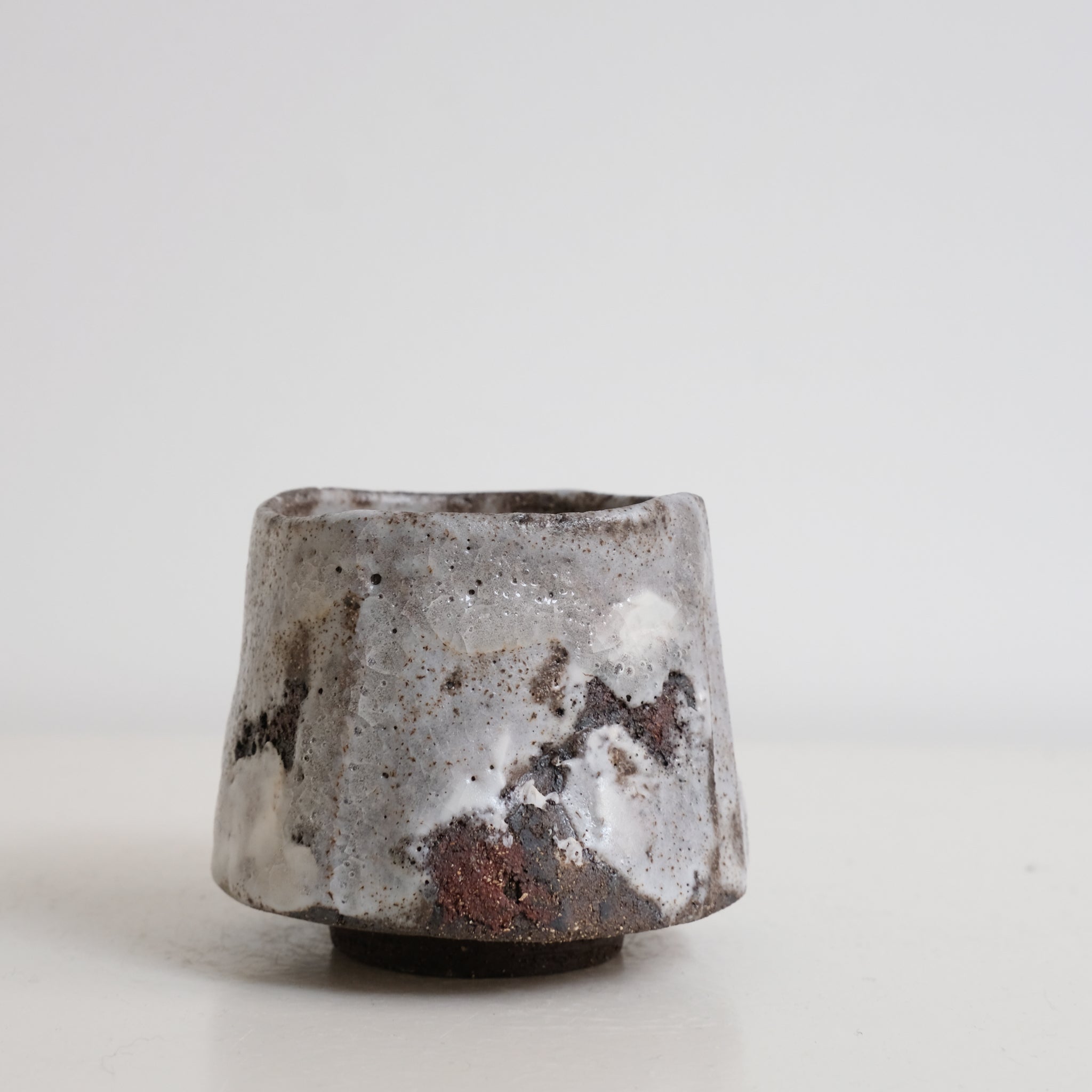 Tasse en grès 200ml - Gris texturé de Saga Pottery chez Brutal Ceramics