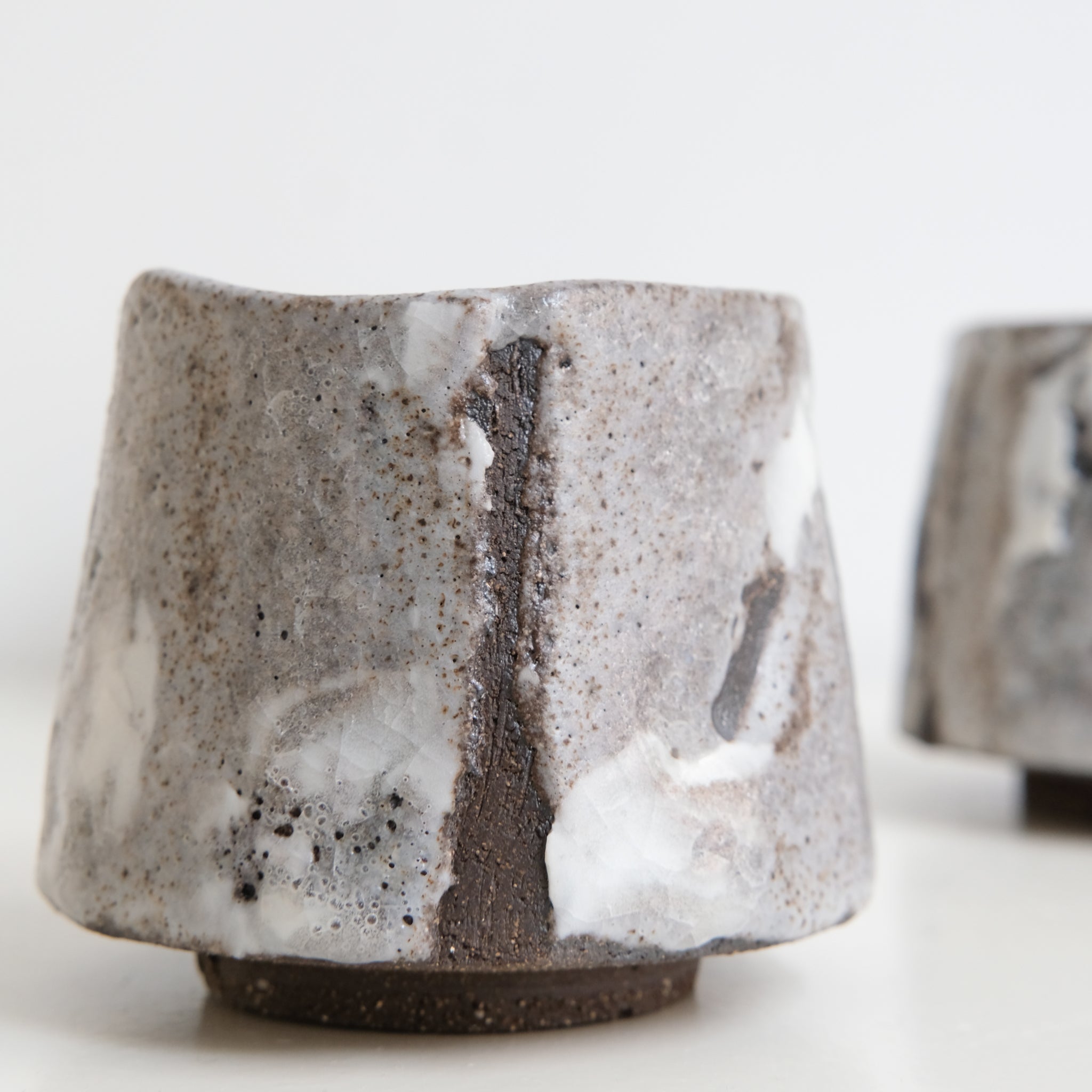 Tasse en grès 200ml - Gris texturé de Saga Pottery chez Brutal Ceramics