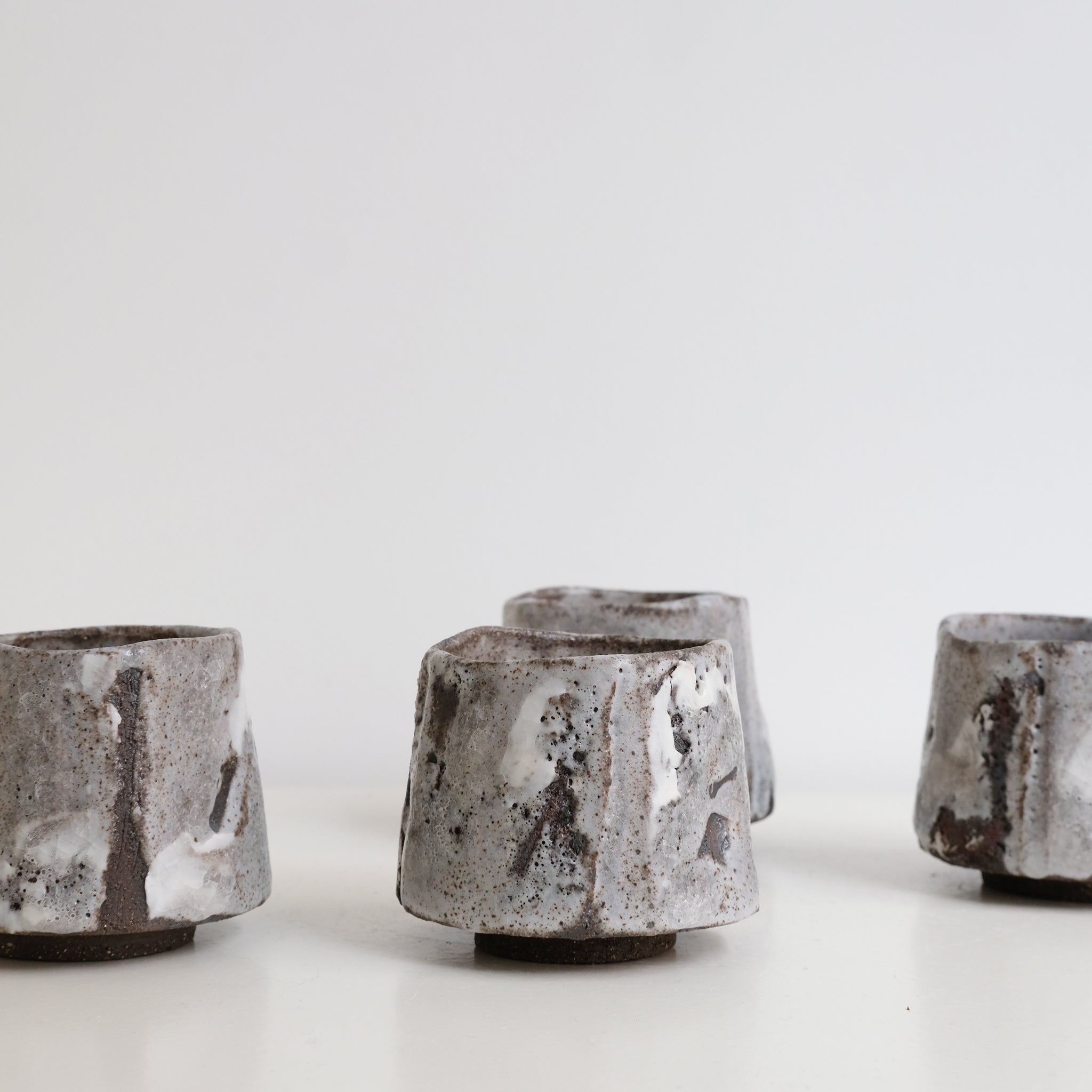 Tasse en grès 200ml - Gris texturé de Saga Pottery chez Brutal Ceramics