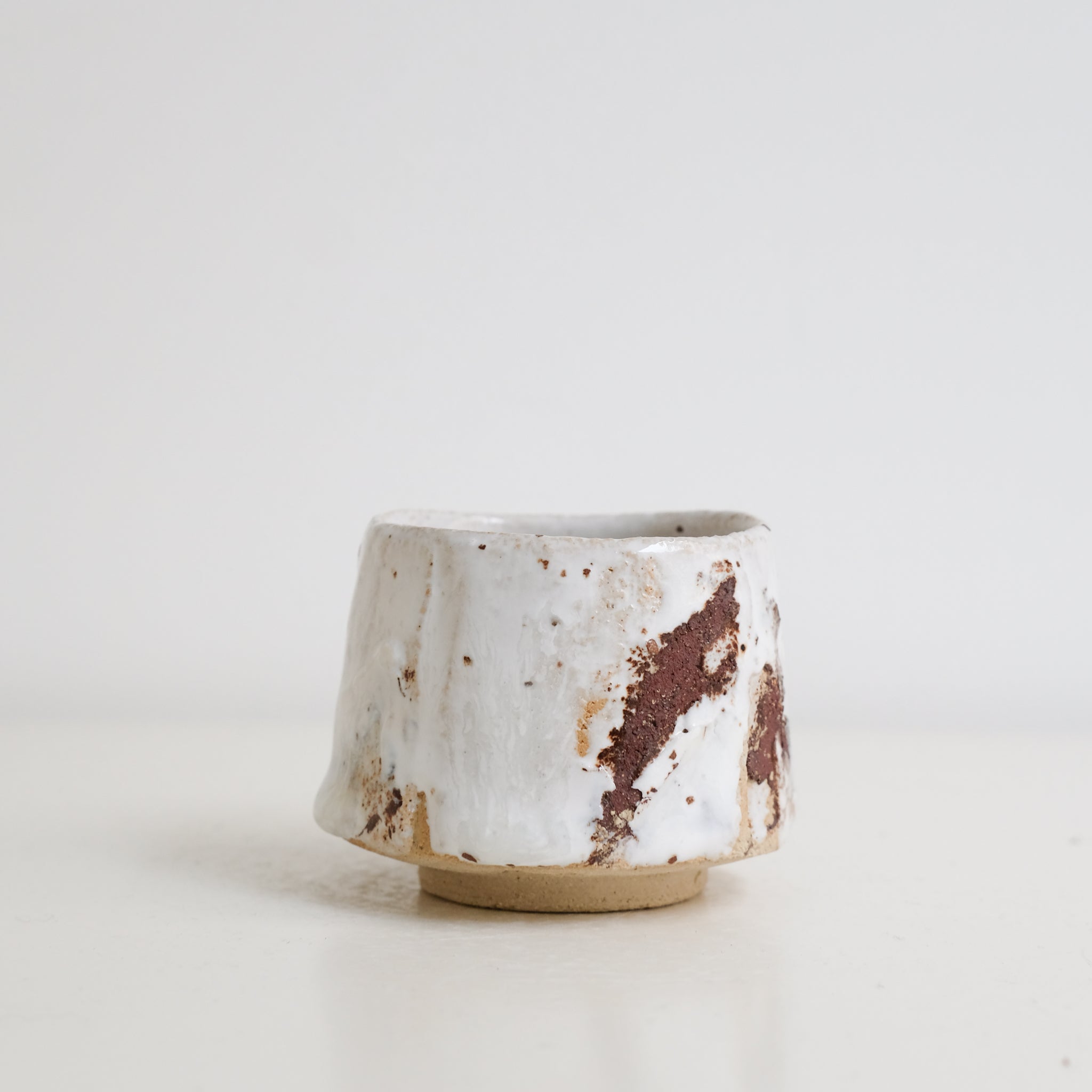 Tasse en grès 130ml - Blanc brillant de Saga Pottery chez Brutal Ceramics