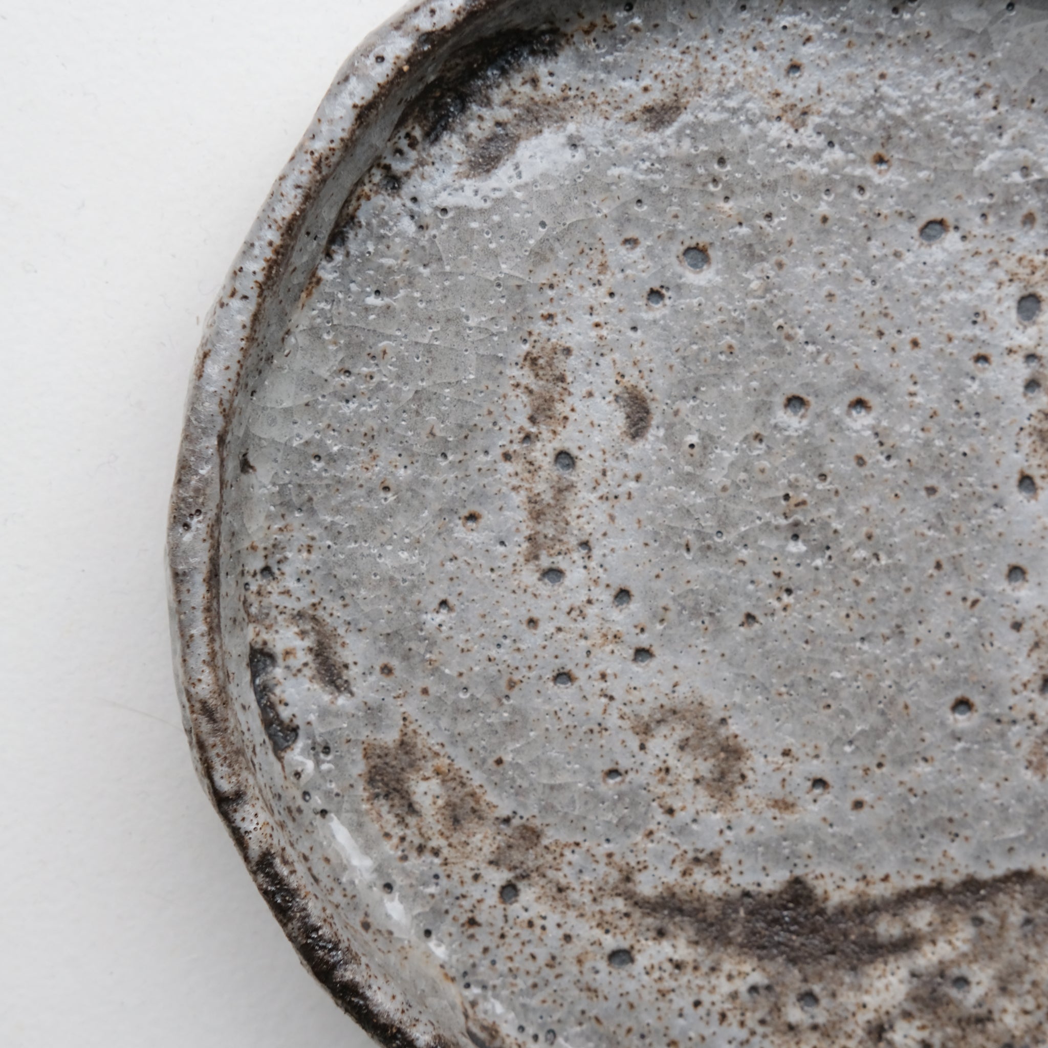 Assiette avec rebords D 15cm - gris texturé de Saga Pottery chez Brutal Ceramics