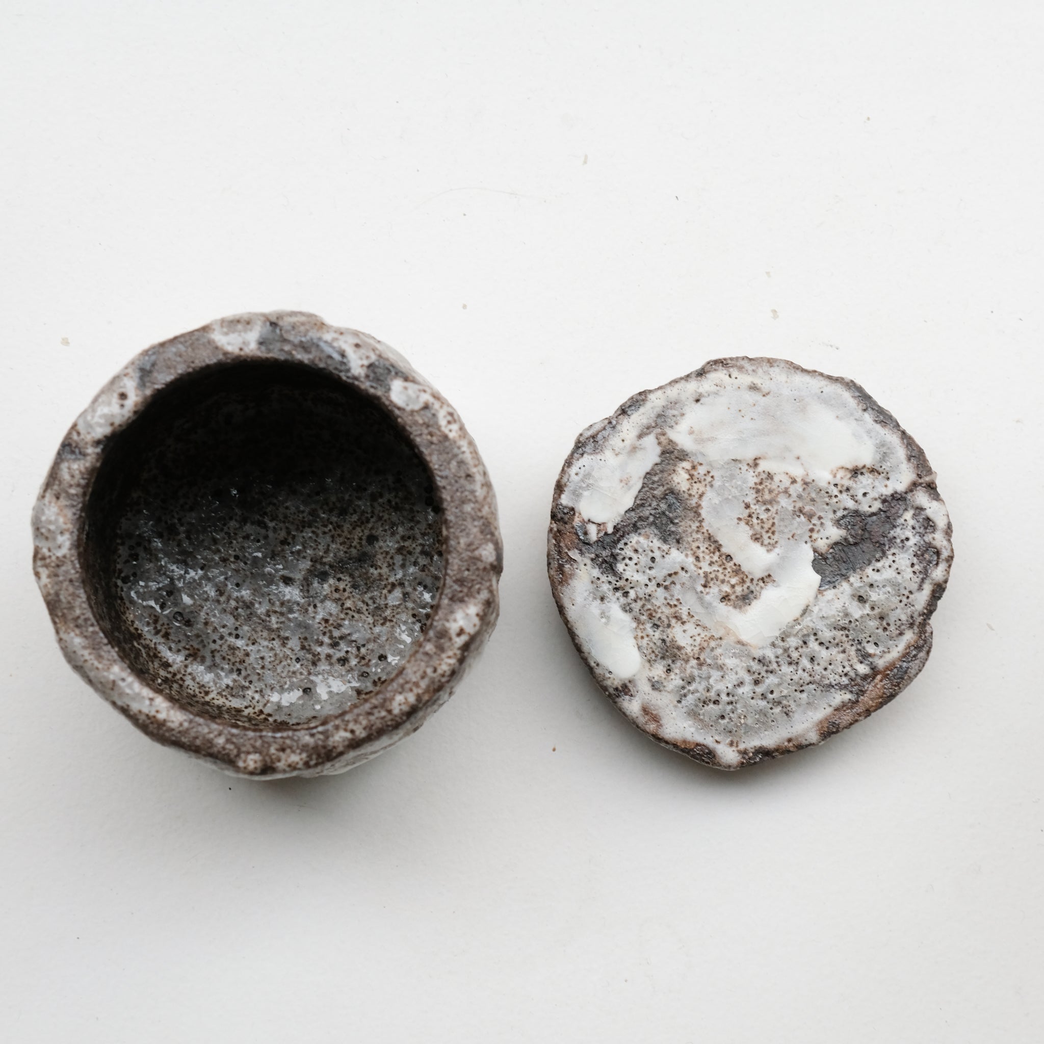 Boite en grès H 9,5cm - gris texturé de Saga Pottery chez Brutal Ceramics