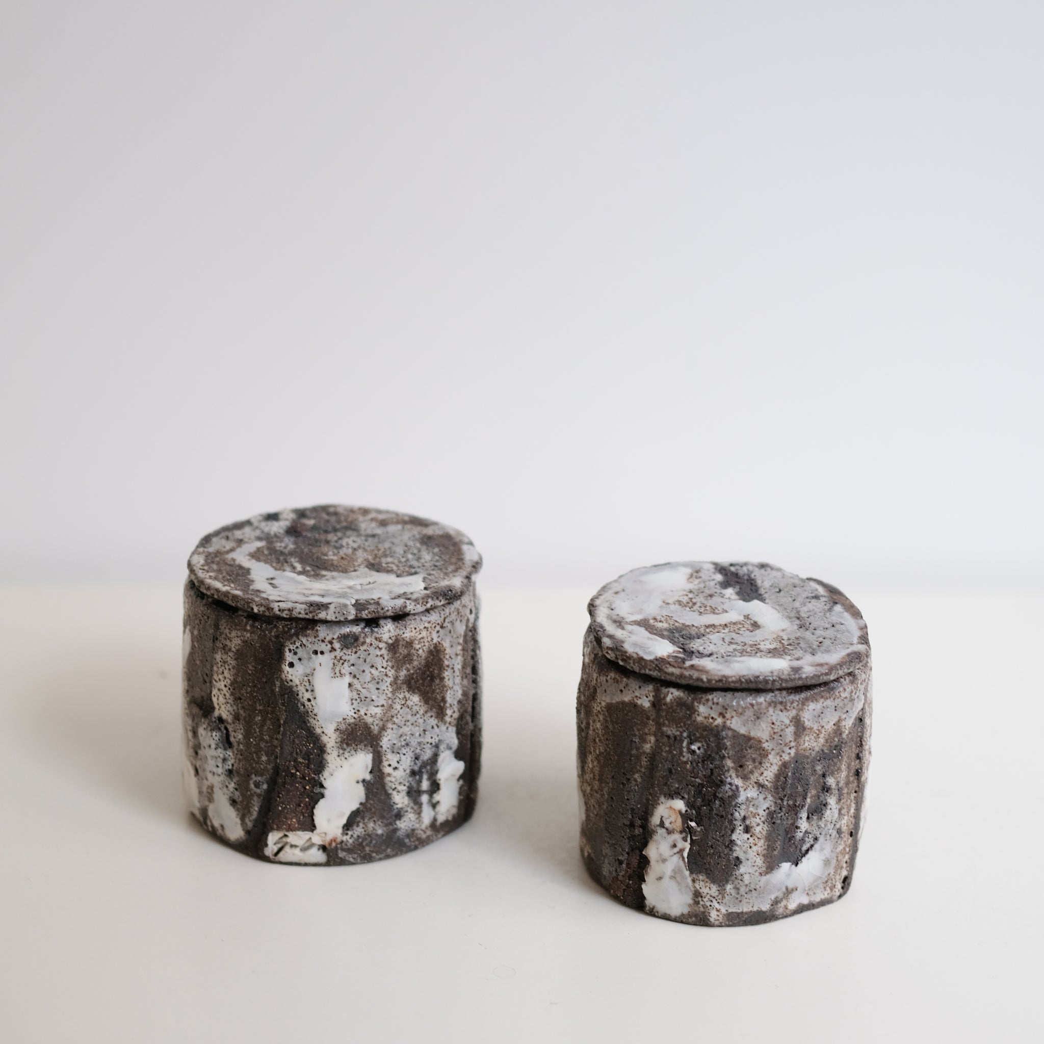 Boite en grès H 9,5cm - gris texturé de Saga Pottery chez Brutal Ceramics