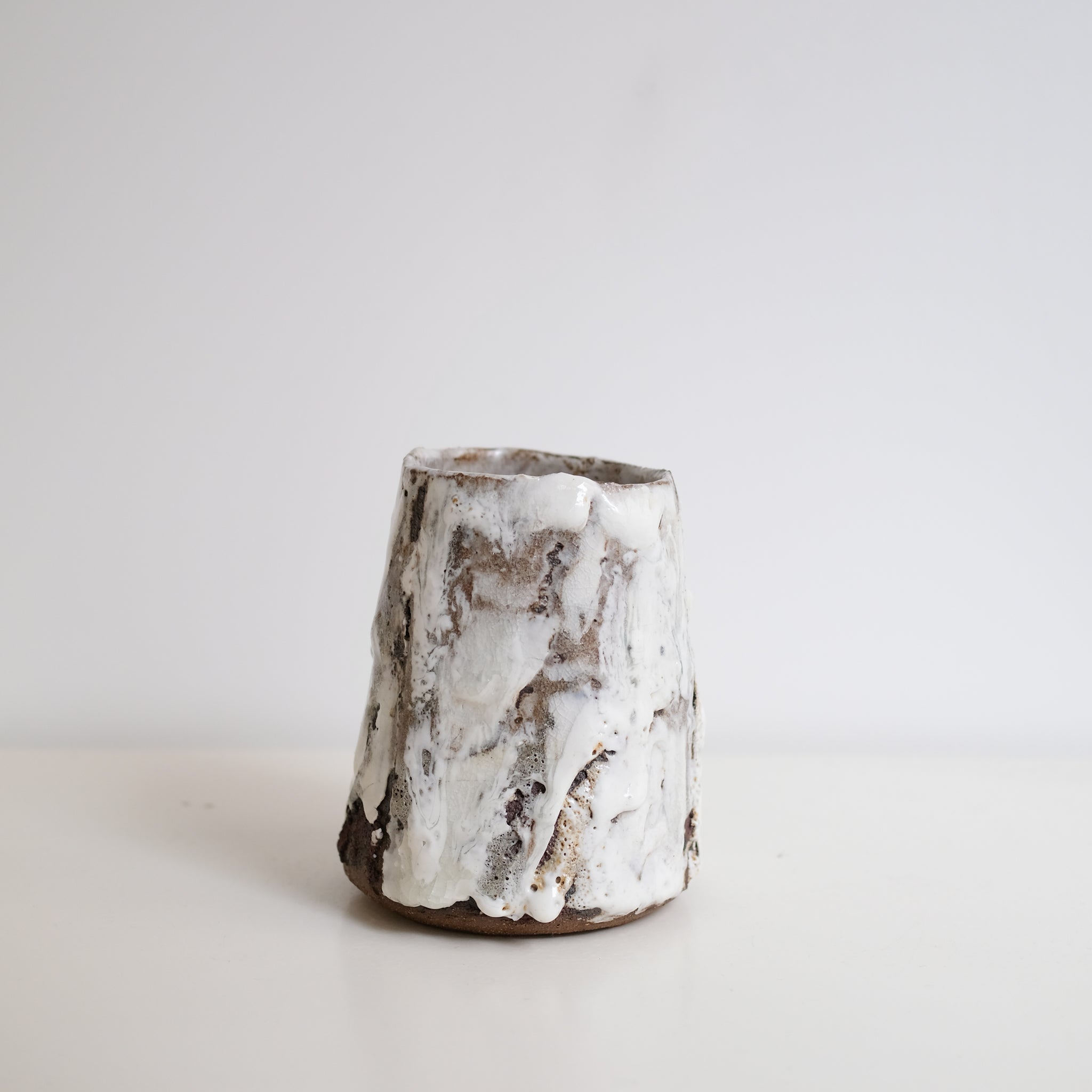 Vase en grès H 17cm - blanc texturé de Saga Pottery chez Brutal Ceramics