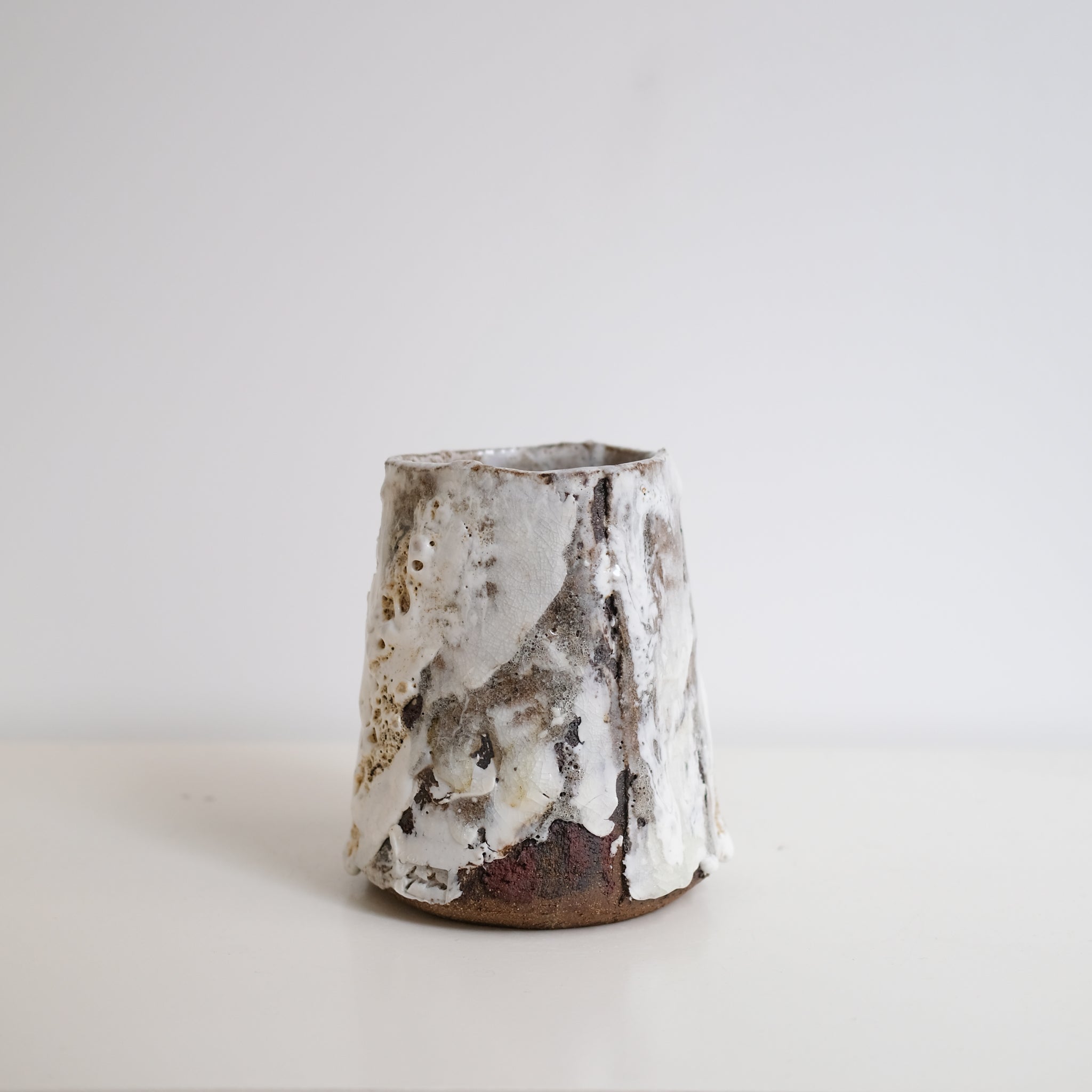Vase en grès H 17cm - blanc texturé de Saga Pottery chez Brutal Ceramics