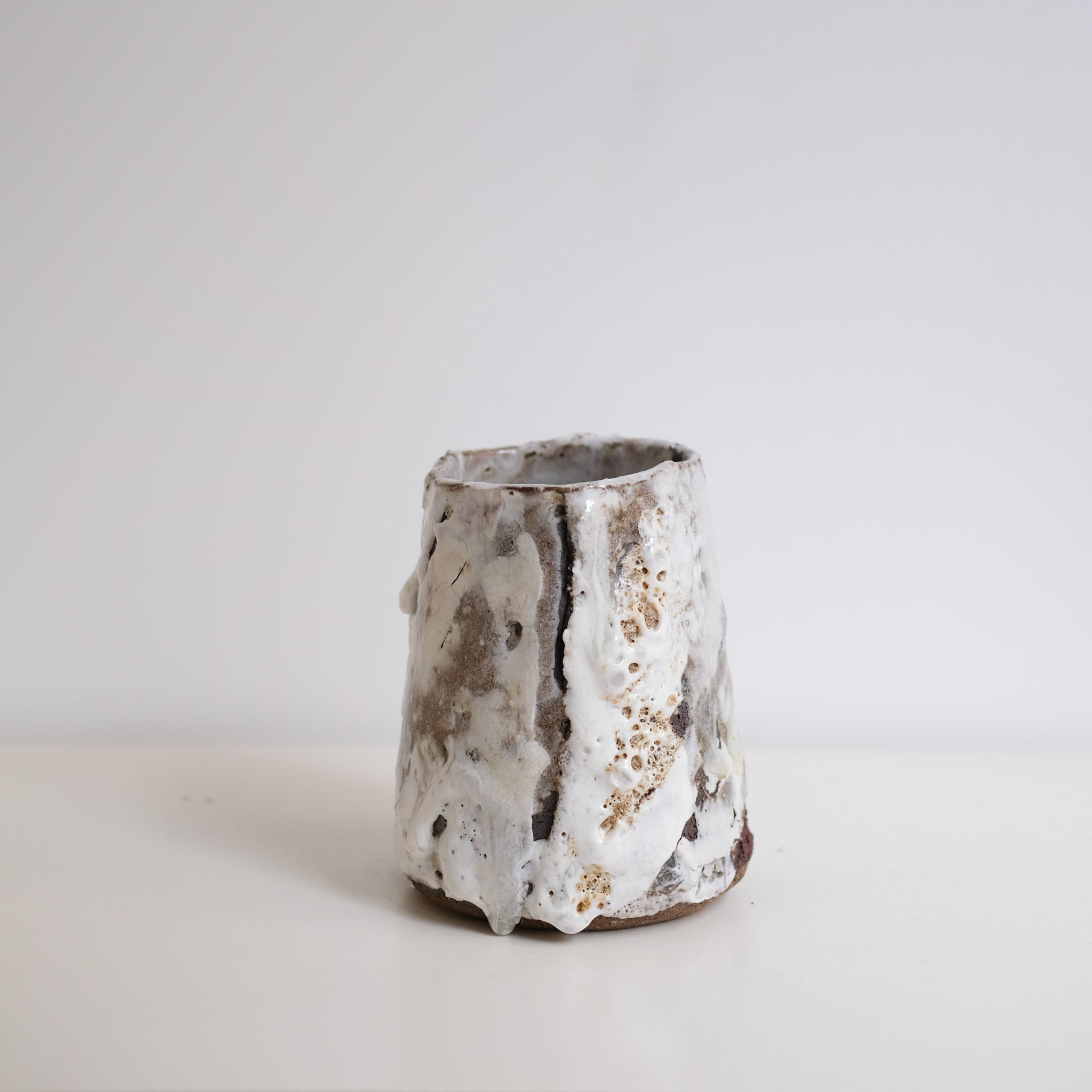 Vase en grès H 17cm - blanc texturé de Saga Pottery chez Brutal Ceramics