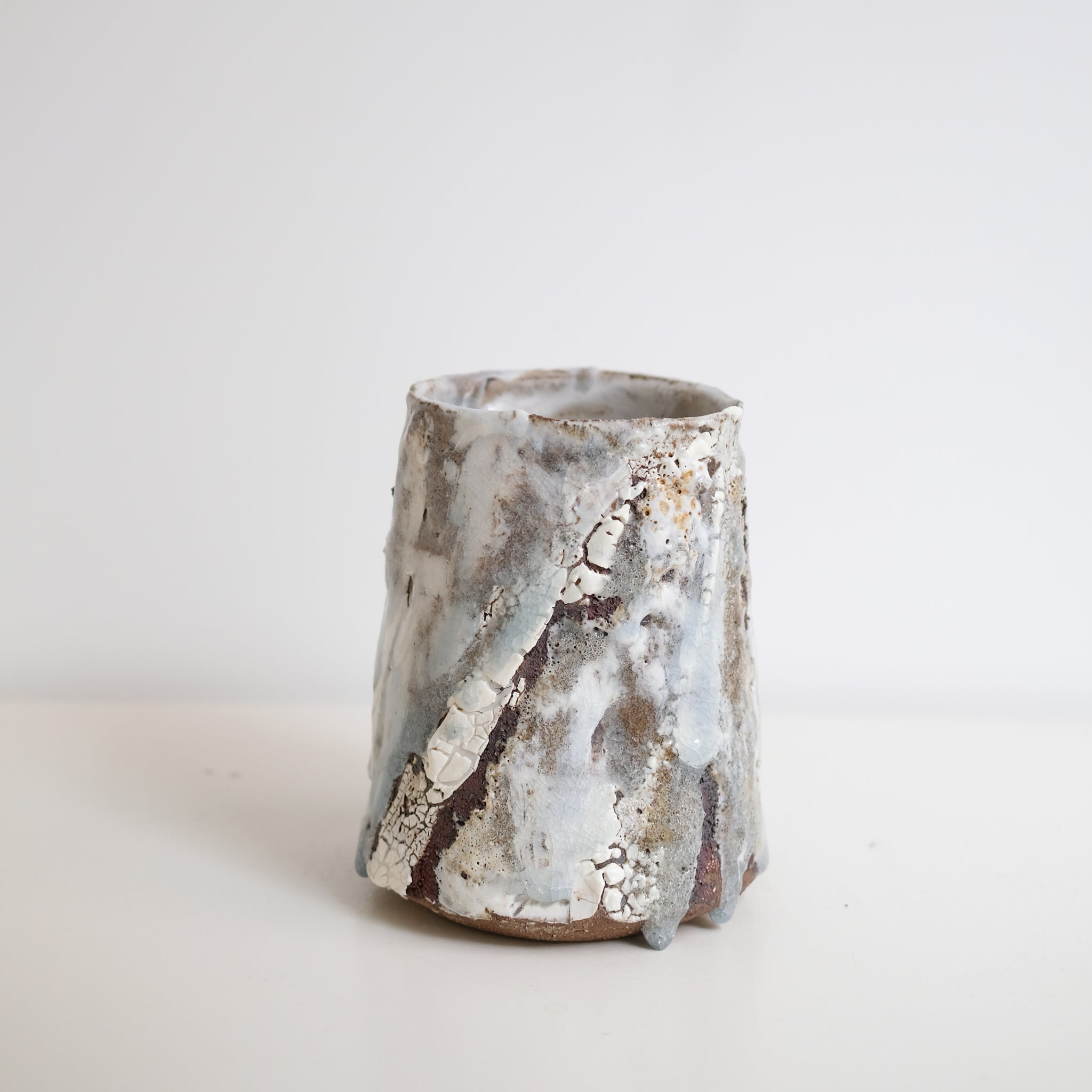 Vase en grès H 17cm - blanc et bleu texturé de Saga Pottery chez Brutal Ceramics