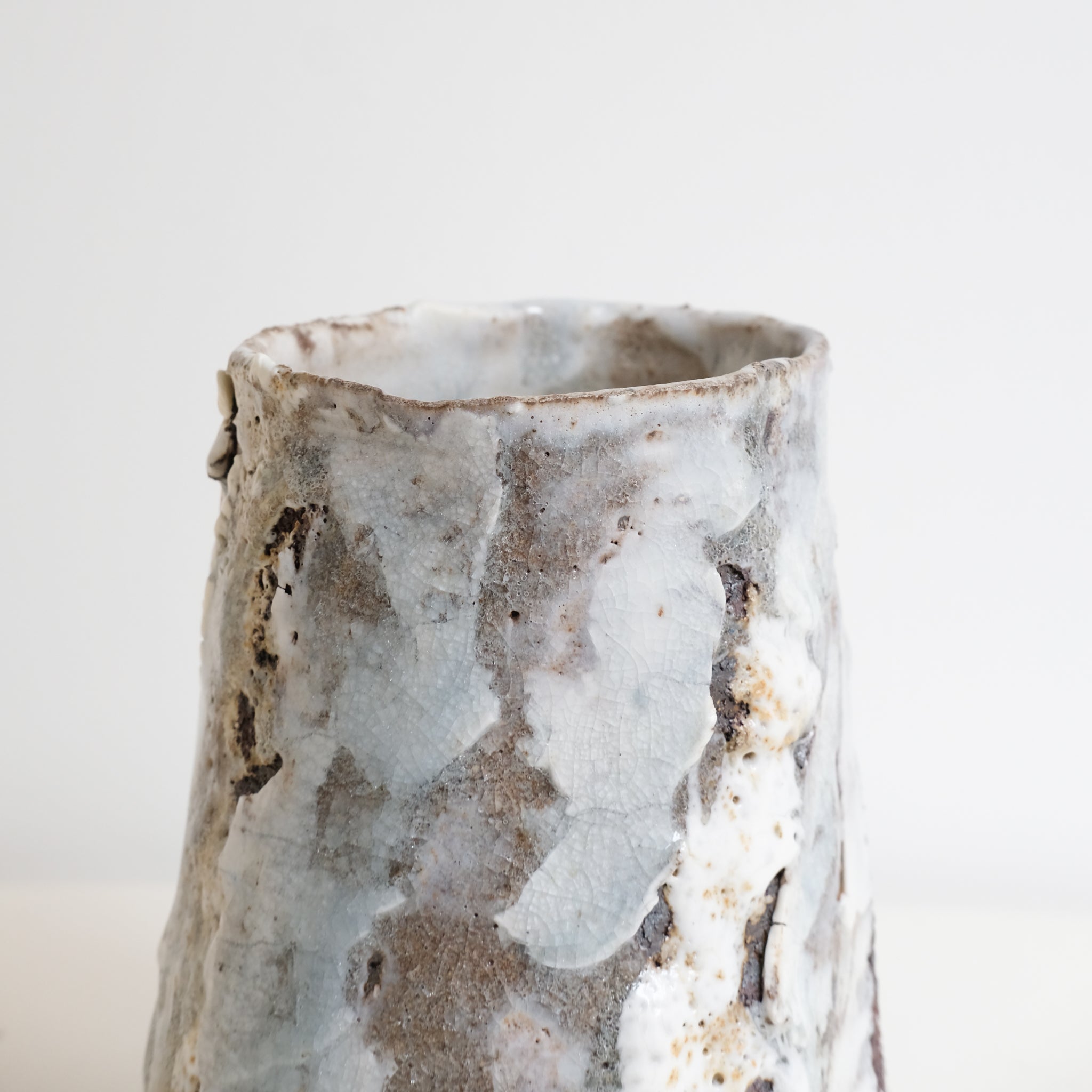 Vase en grès H 17cm - blanc et bleu texturé de Saga Pottery chez Brutal Ceramics