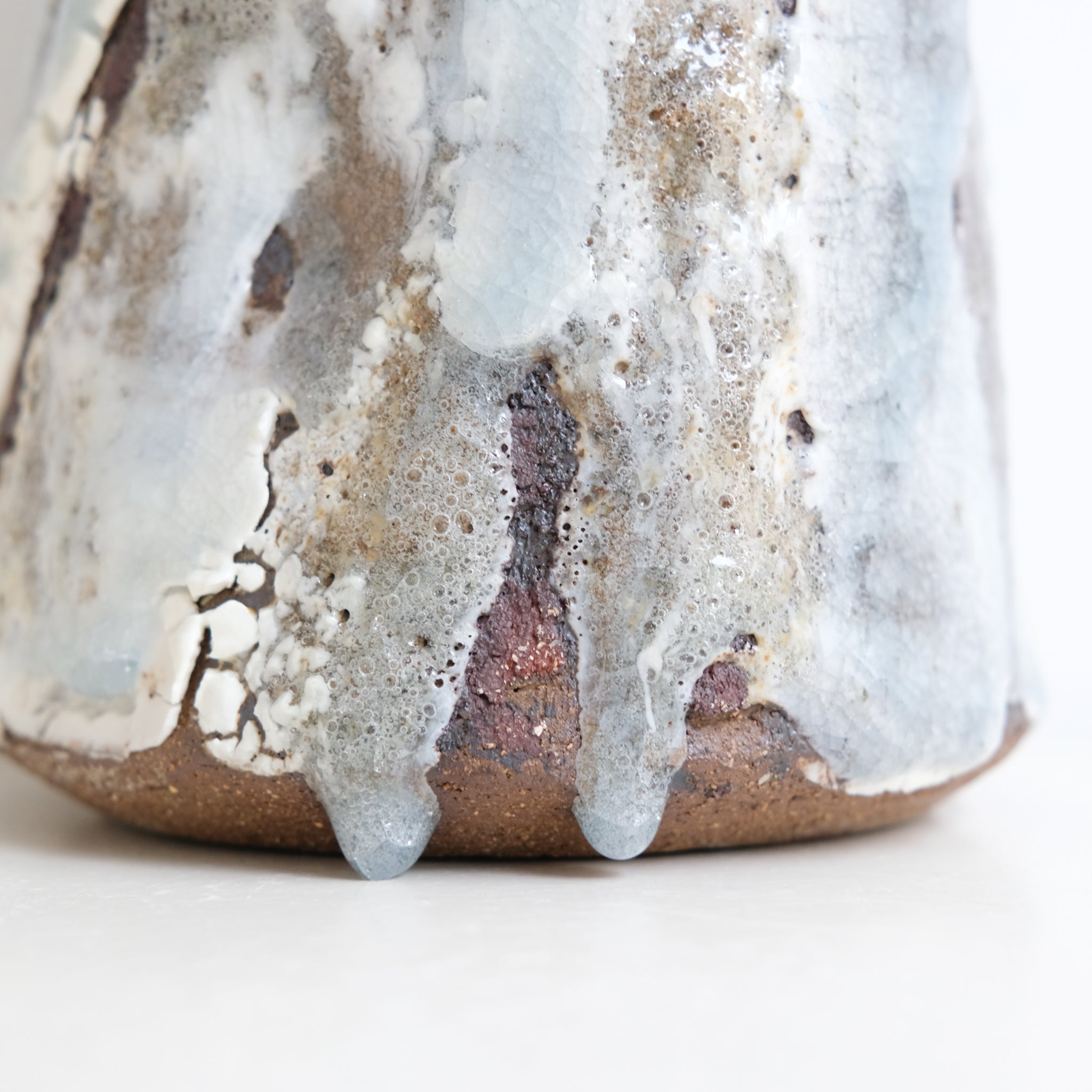 Vase en grès H 17cm - blanc et bleu texturé de Saga Pottery chez Brutal Ceramics