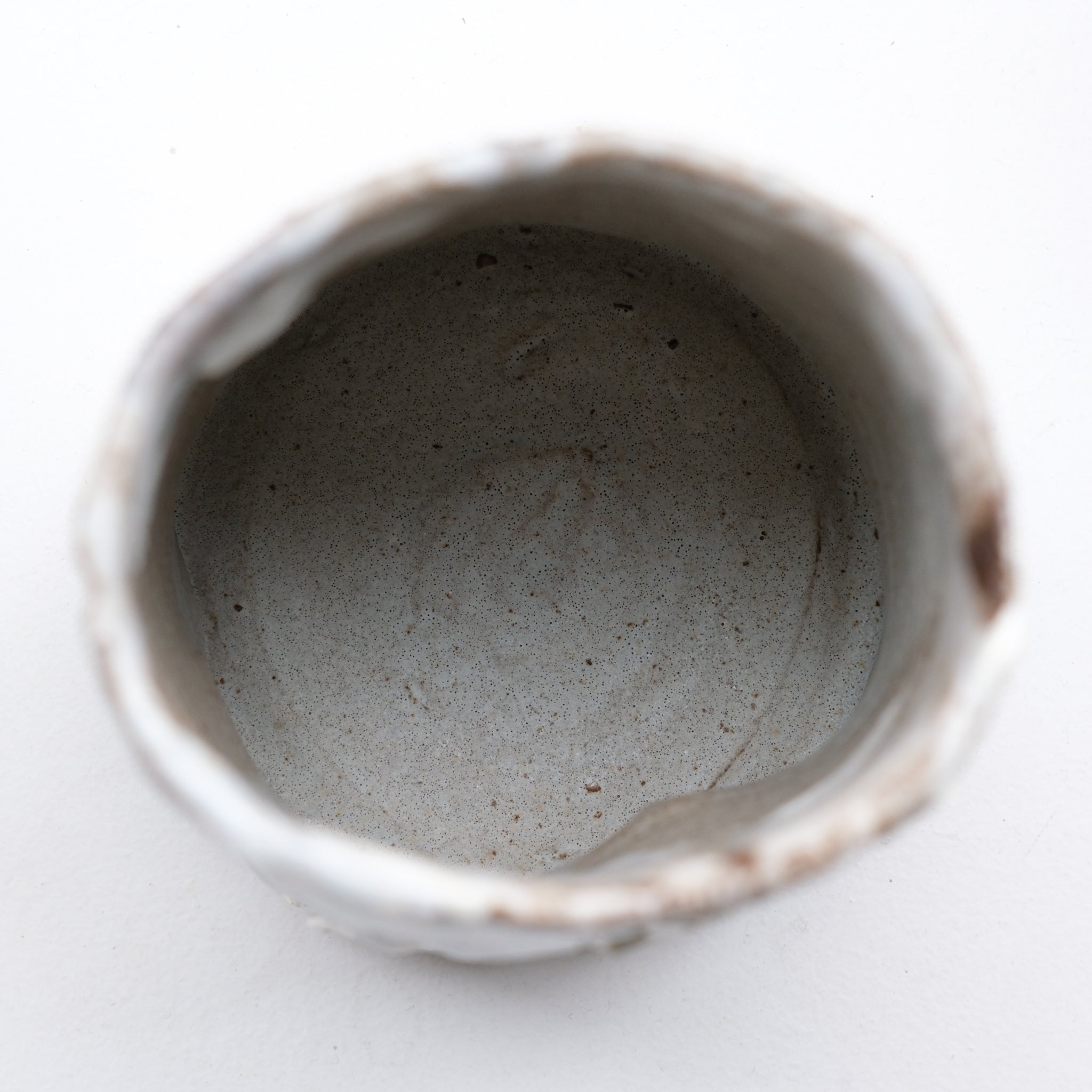 Vase en grès H 17cm - blanc et bleu texturé de Saga Pottery chez Brutal Ceramics