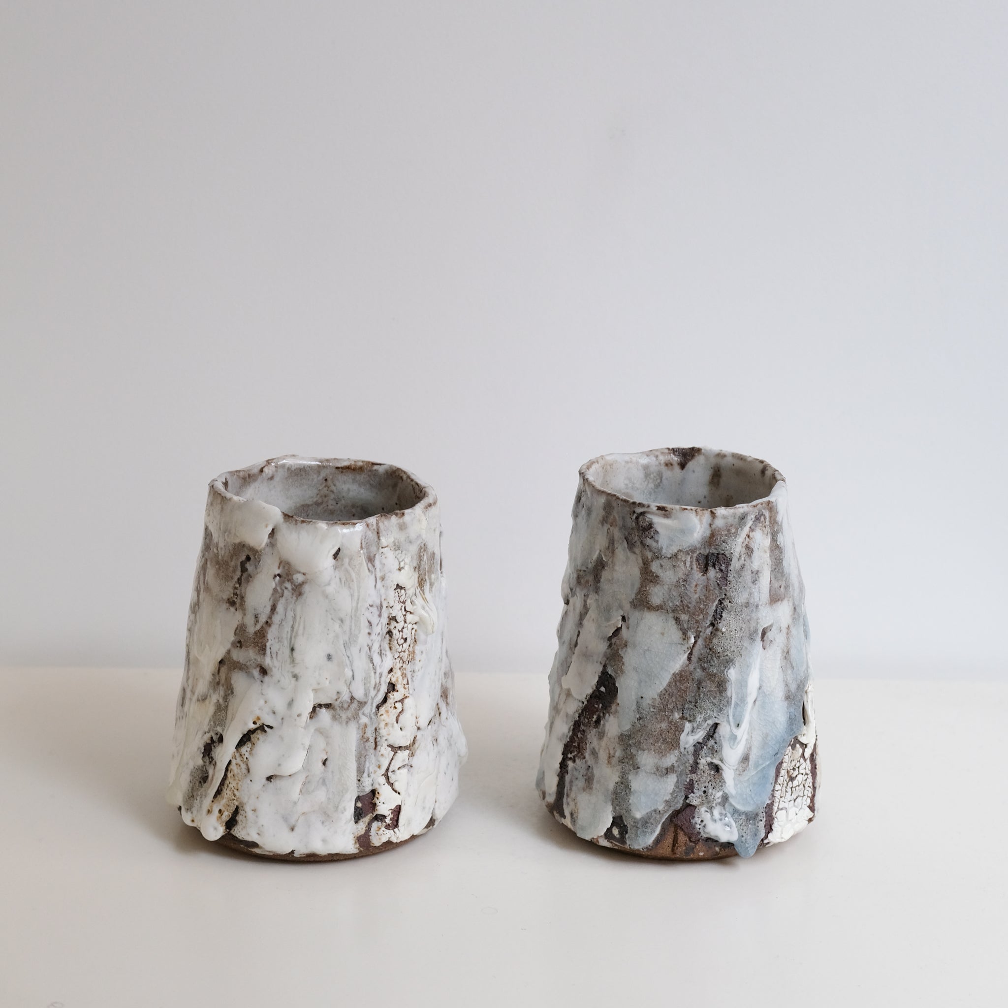 Vase en grès H 17cm - blanc texturé de Saga Pottery chez Brutal Ceramics