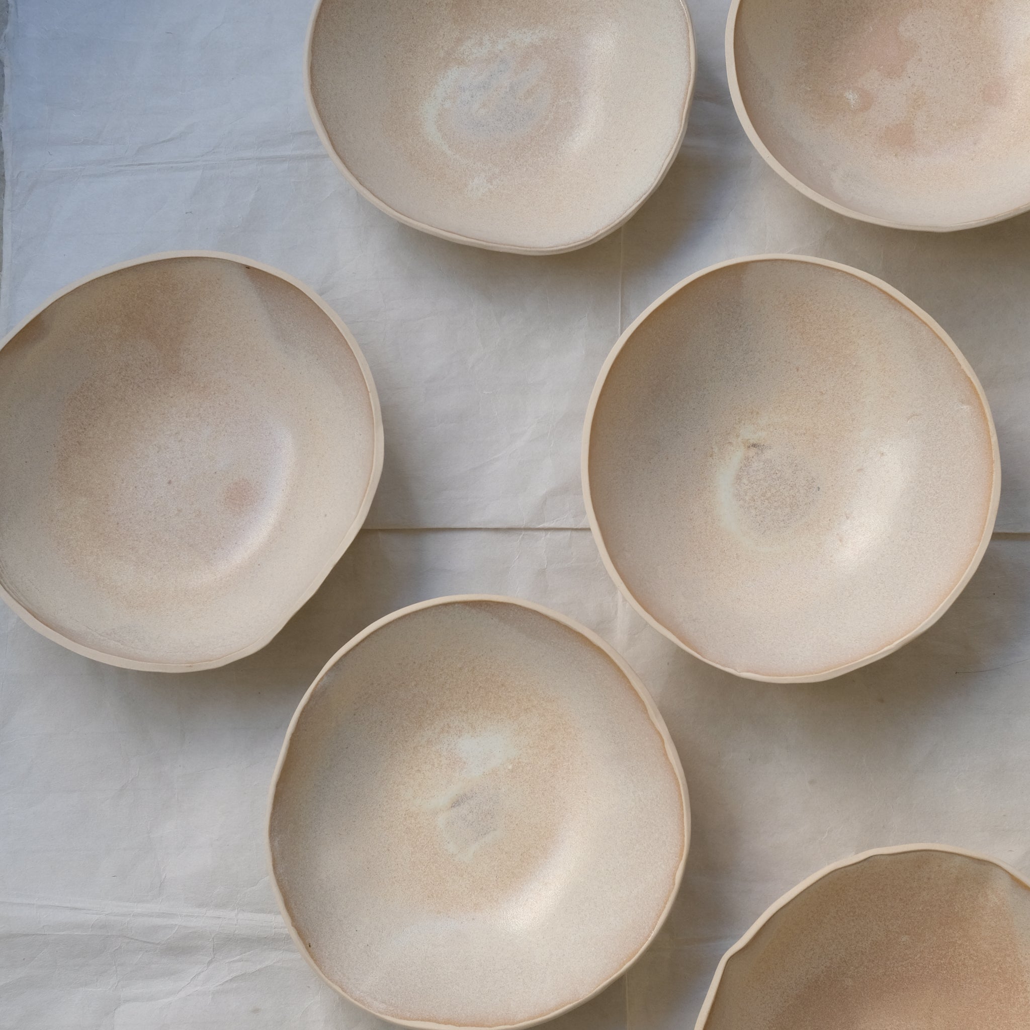 Assiette creuse "JULIET" en grès D 21cm - Beige rosé par Tom and Folks chez Brutal Ceramics
