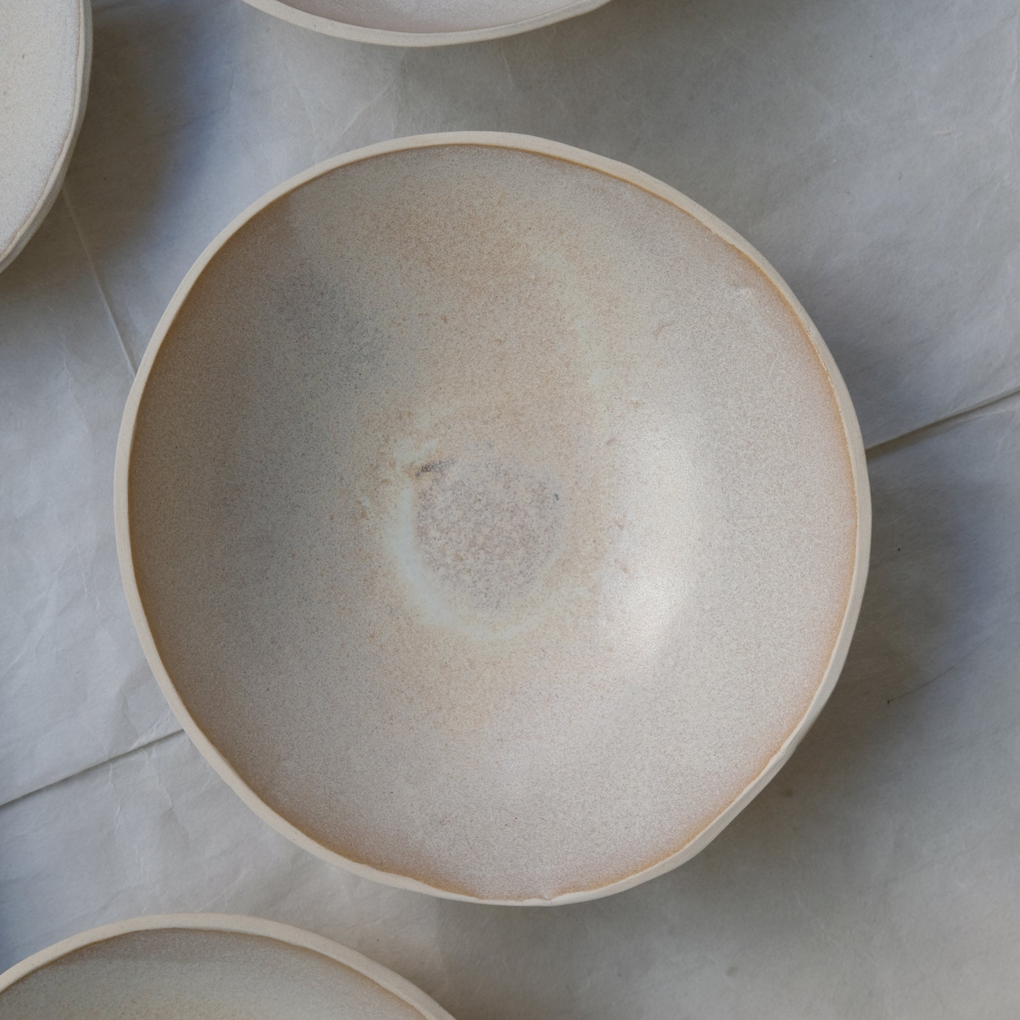 Assiette creuse "JULIET" en grès D 21cm - Beige rosé par Tom and Folks chez Brutal Ceramics