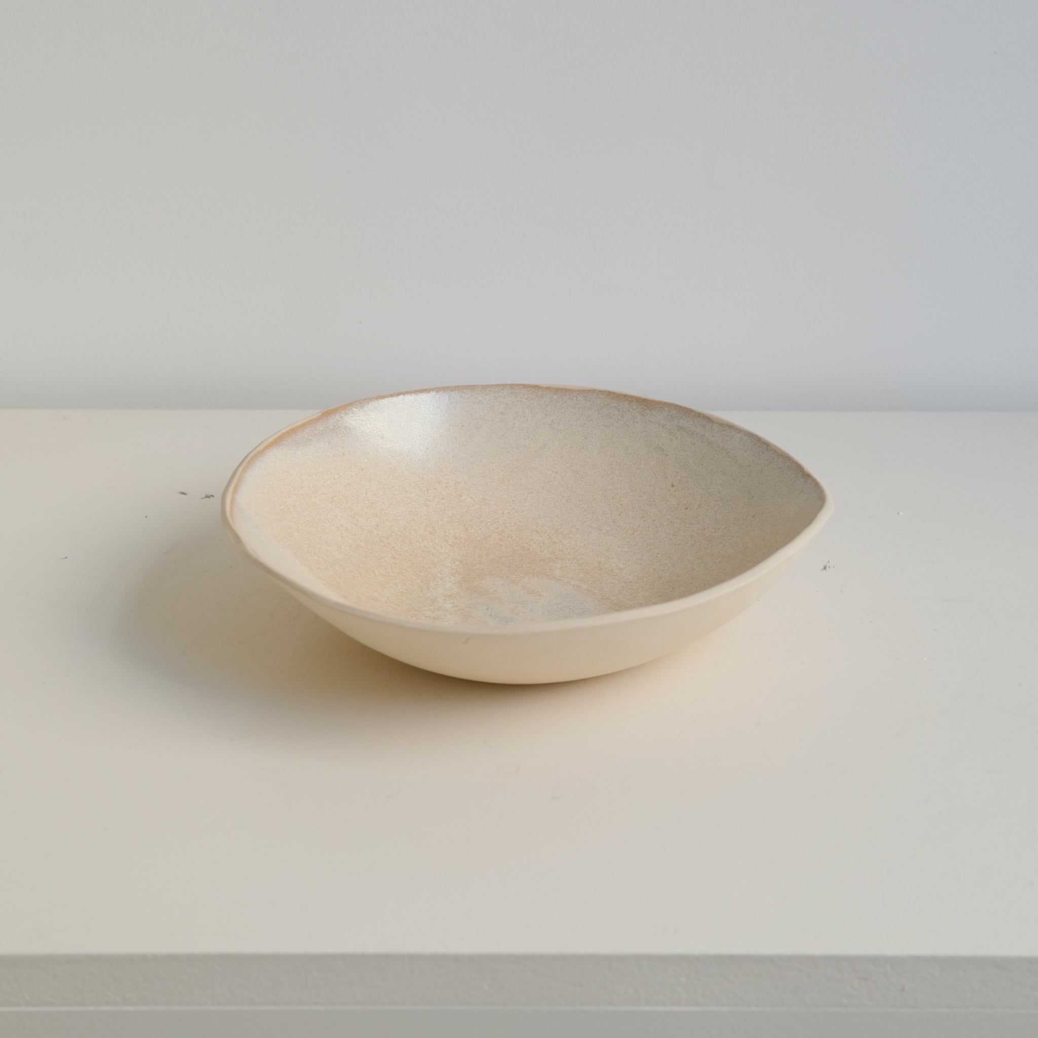 Assiette creuse "JULIET" en grès D 21cm - Beige rosé par Tom and Folks chez Brutal Ceramics