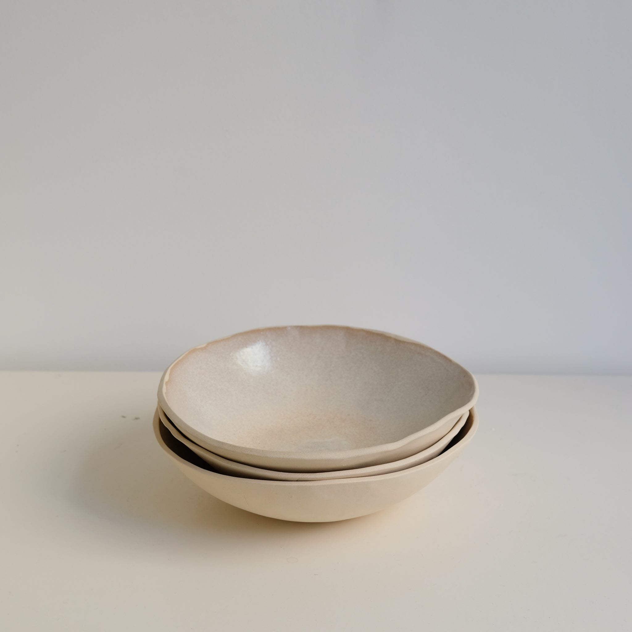 Assiette creuse "JULIET" en grès D 21cm - Beige rosé par Tom and Folks chez Brutal Ceramics