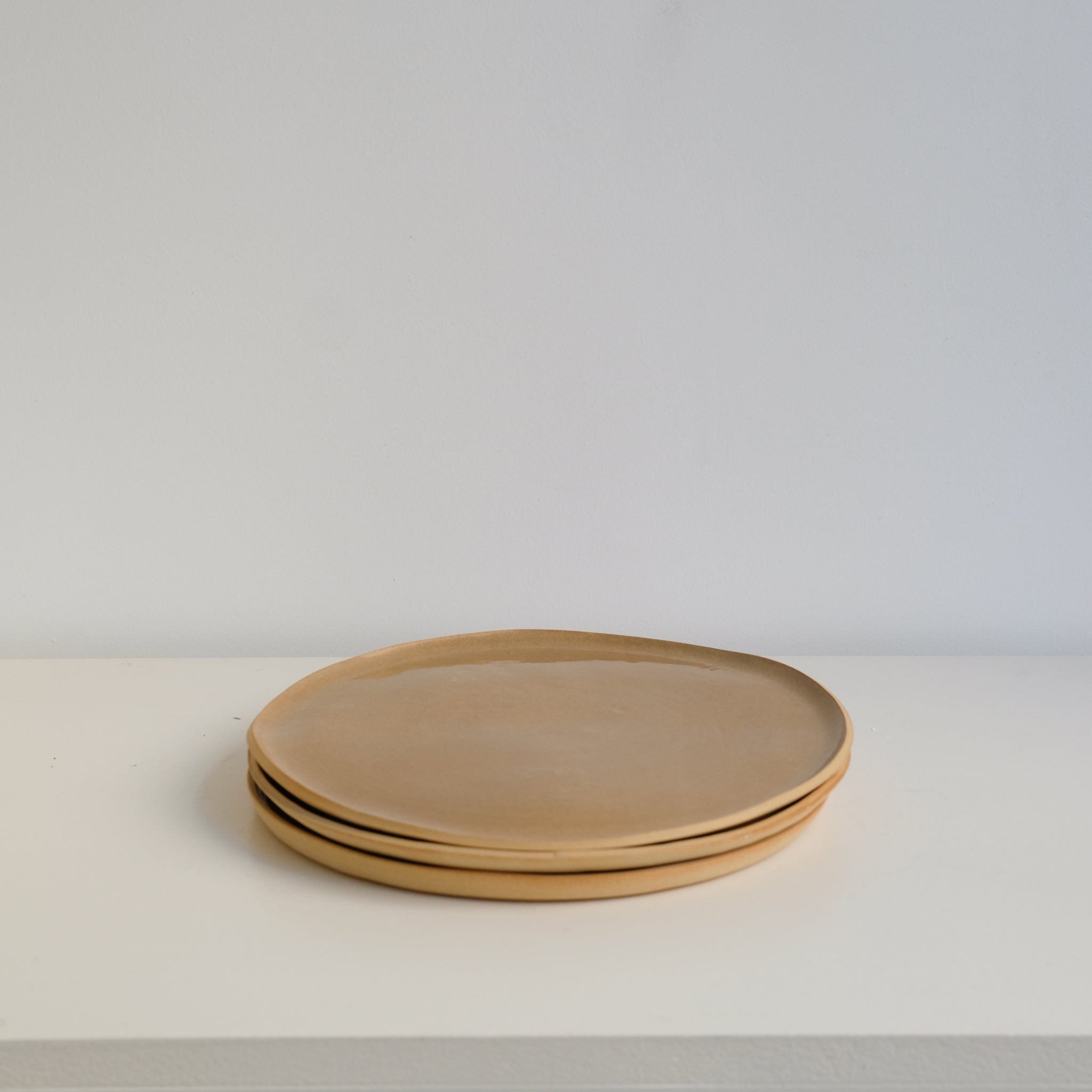 Assiette "SAM" en grès D 24cm - brun brillant par Tom and Folks chez Brutal Ceramics