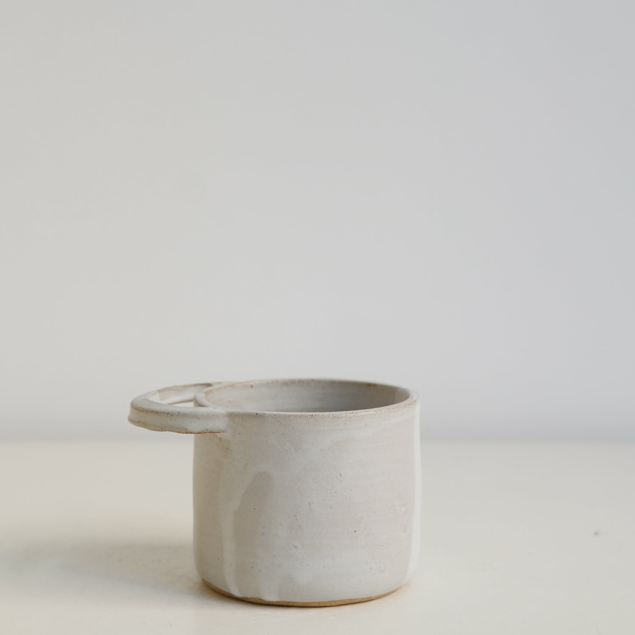 Tasse "ZOEY" en grès 110ml - blanc mat par Tom and Folks chez Brutal Ceramics