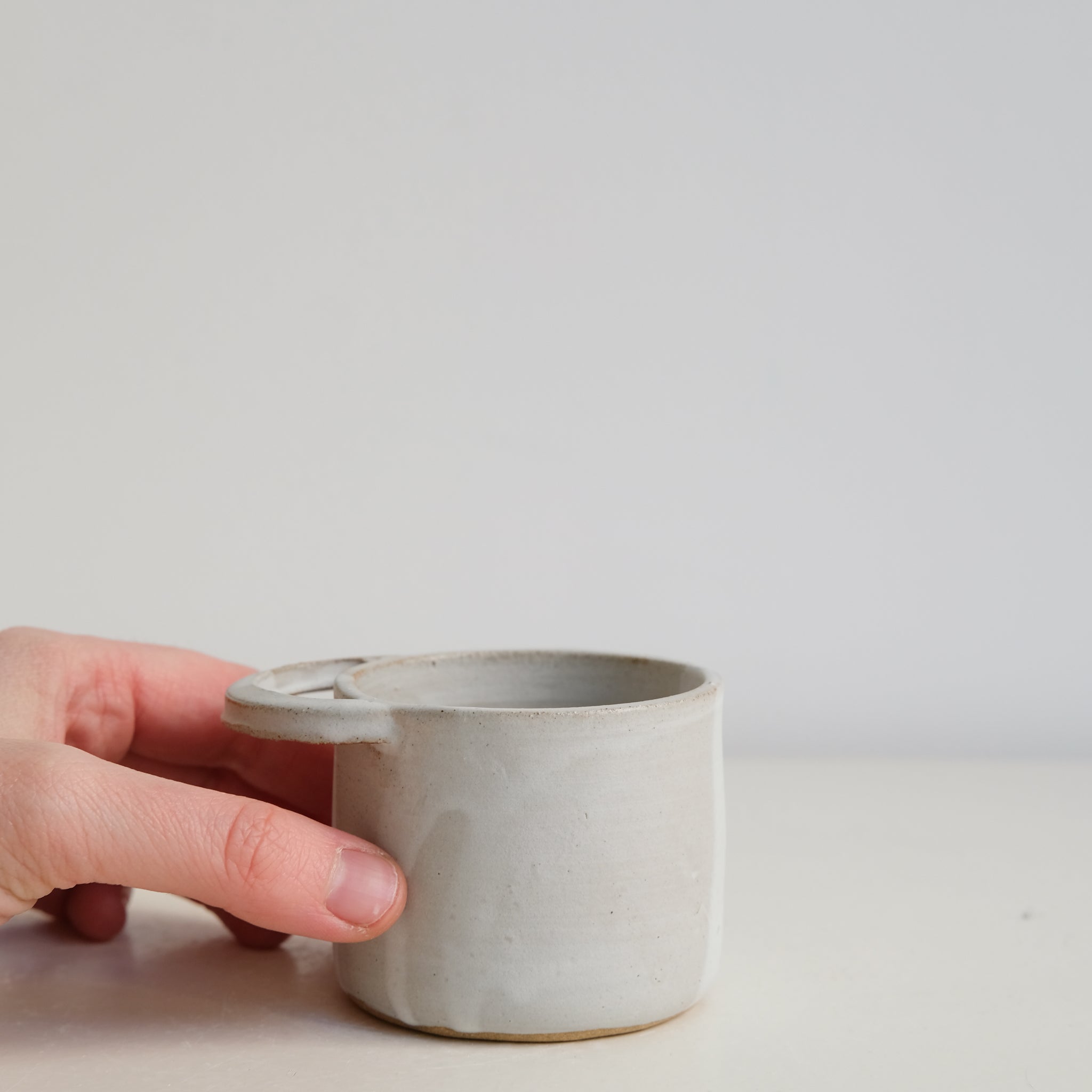 Tasse "ZOEY" en grès 110ml - blanc mat par Tom and Folks chez Brutal Ceramics