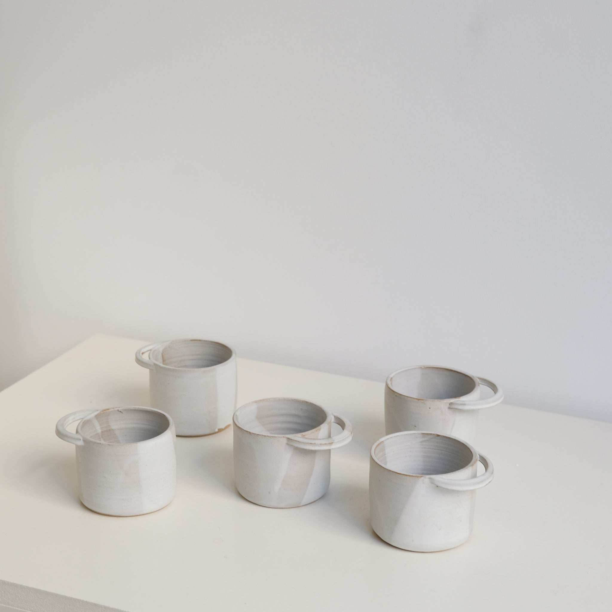 Tasse "ZOEY" en grès 110ml - blanc mat par Tom and Folks chez Brutal Ceramics