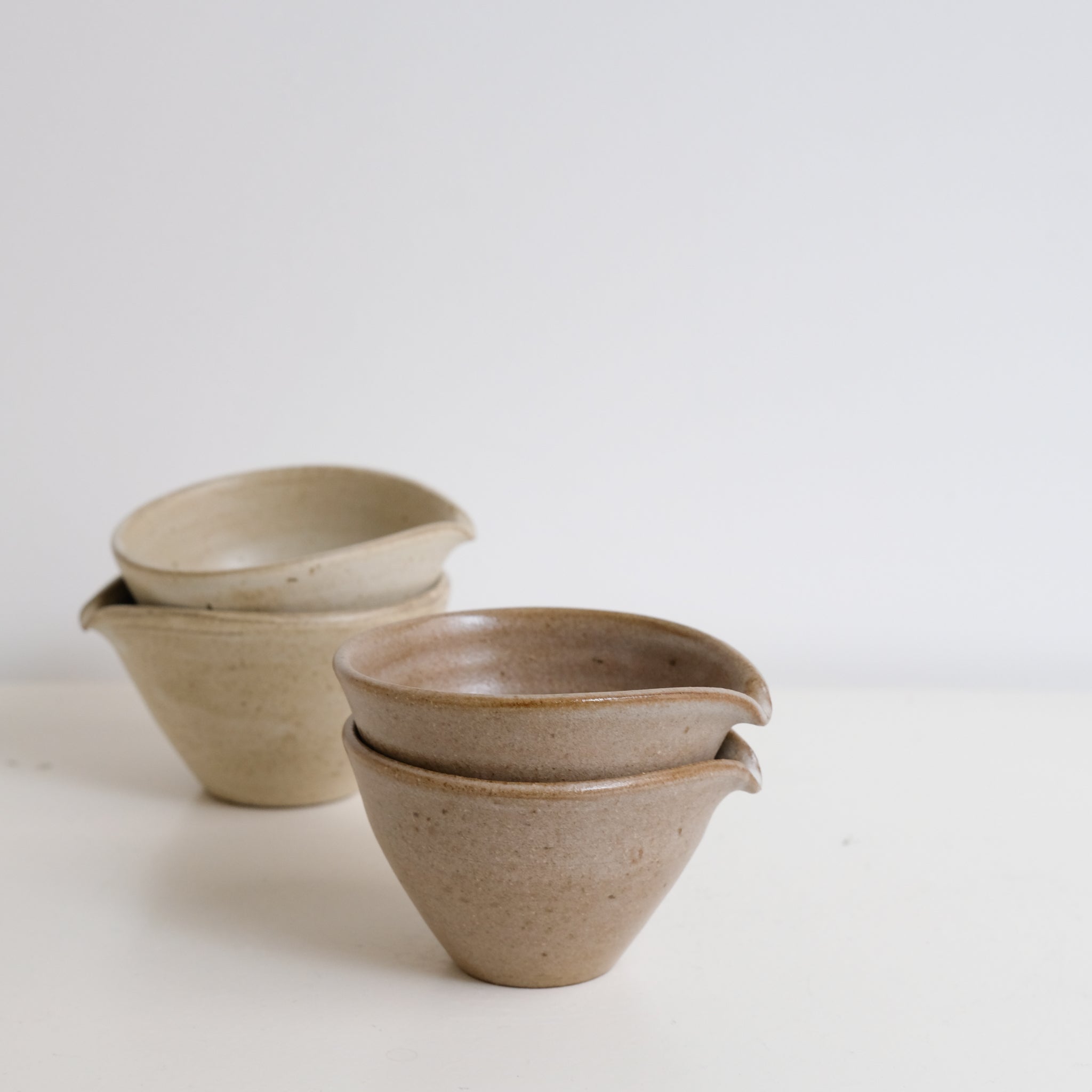 Verseuse S en grès 100ml - brun satiné de Yasashii chez Brutal Ceramics