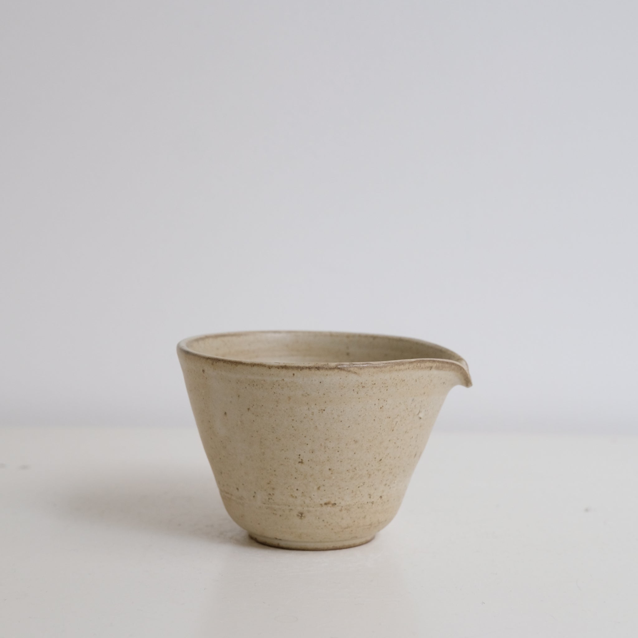 Verseuse M en grès 160ml - blanc beige mat de Yasashii chez Brutal Ceramics