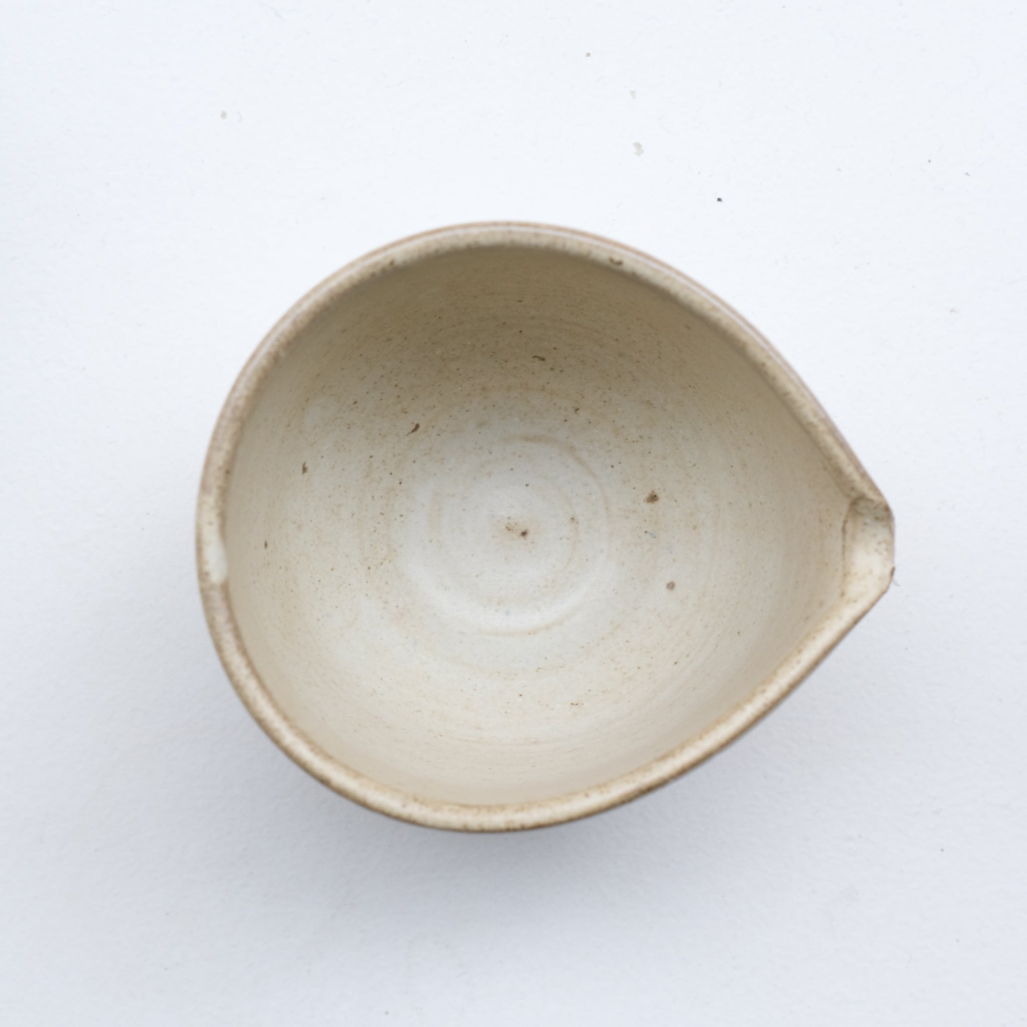 Verseuse M en grès 160ml - blanc beige mat de Yasashii chez Brutal Ceramics