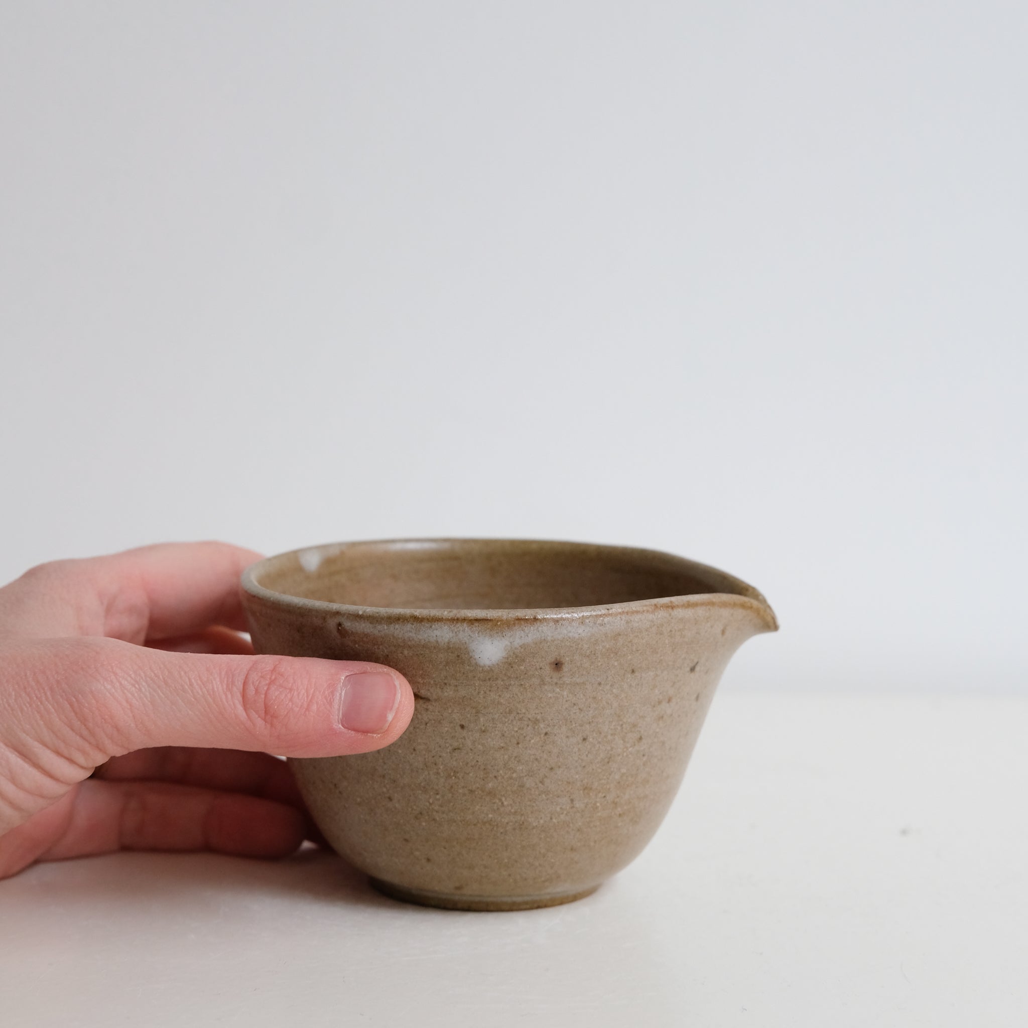 Verseuse M en grès 160ml - brun satiné de Yasashii chez Brutal Ceramics