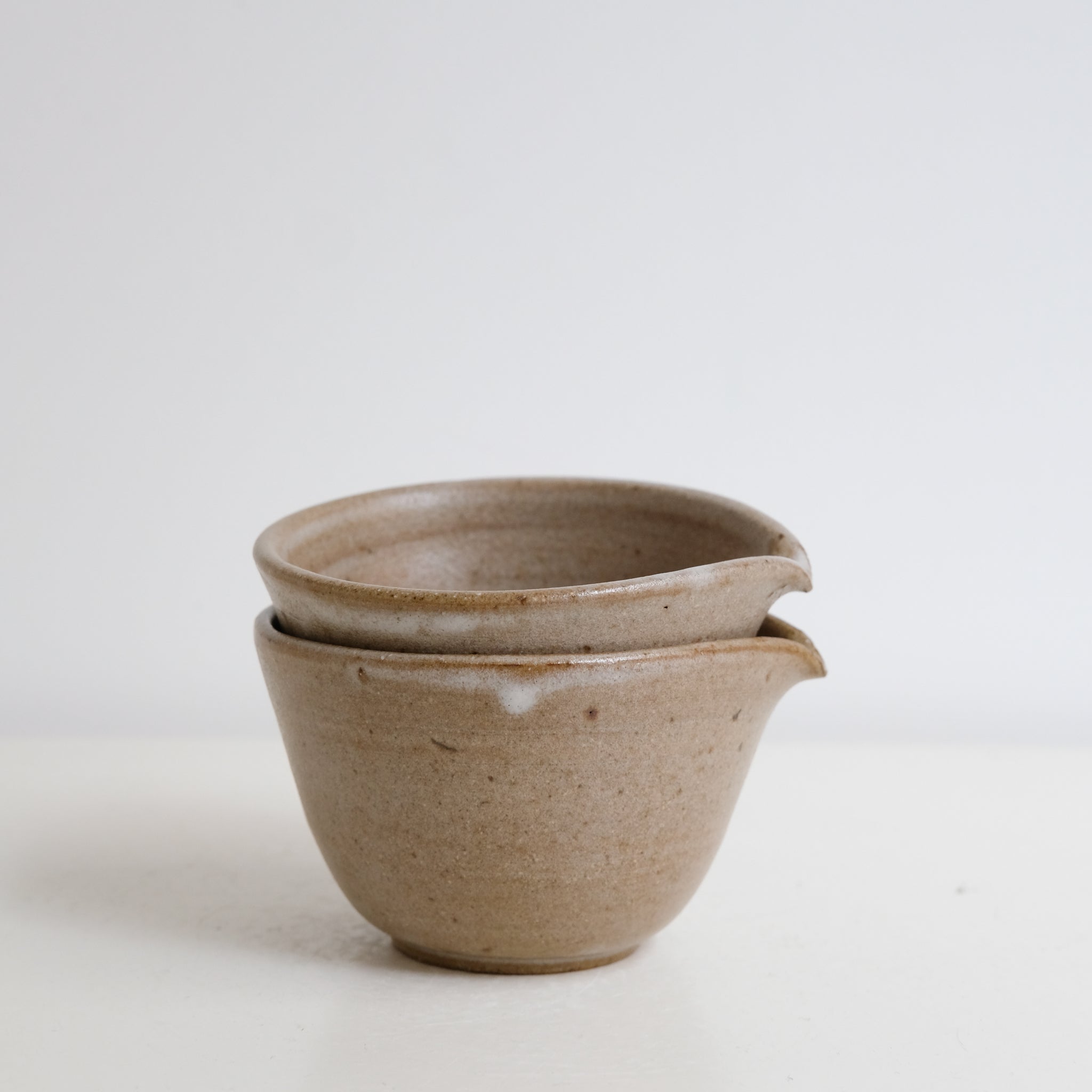 Verseuse M en grès 160ml - brun satiné de Yasashii chez Brutal Ceramics