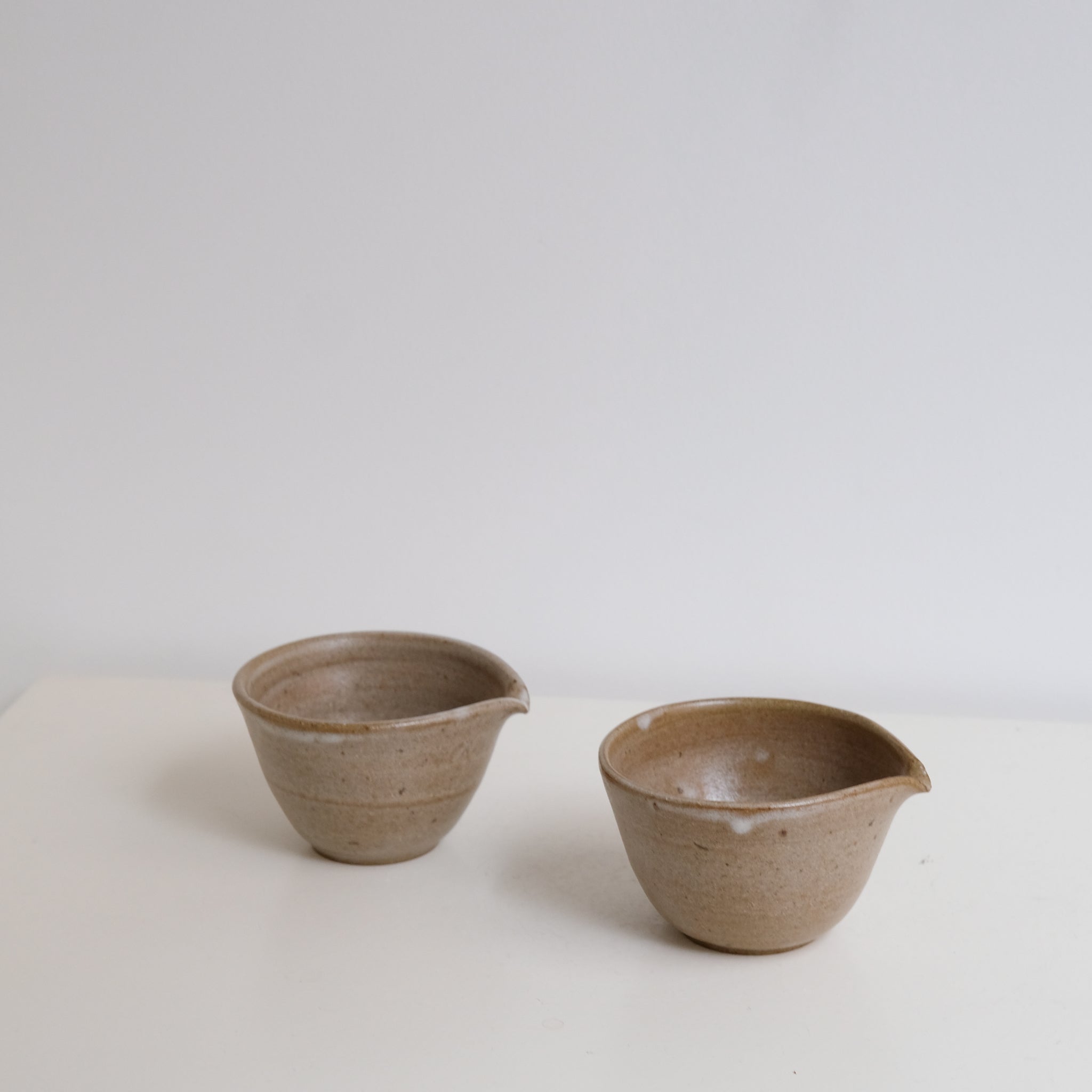 Verseuse M en grès 160ml - brun satiné de Yasashii chez Brutal Ceramics