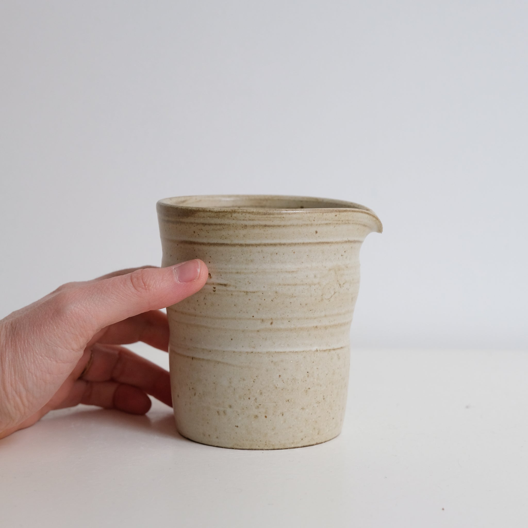 Pichet en grès 370ml - blanc mat de Yasashii chez Brutal Ceramics