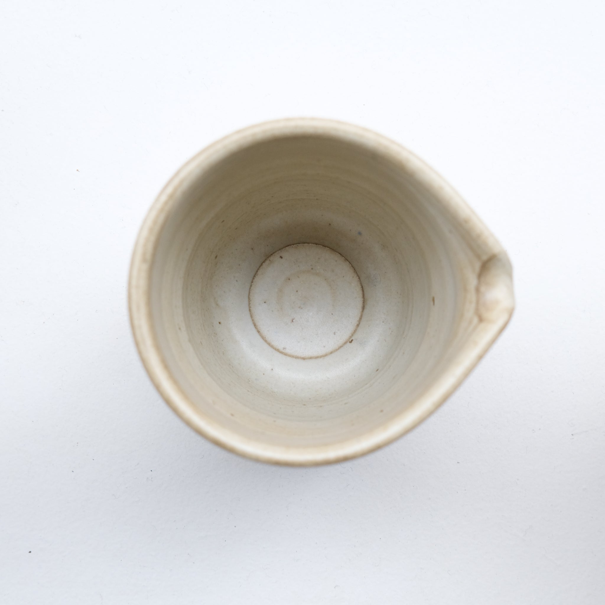 Pichet en grès 370ml - blanc mat de Yasashii chez Brutal Ceramics