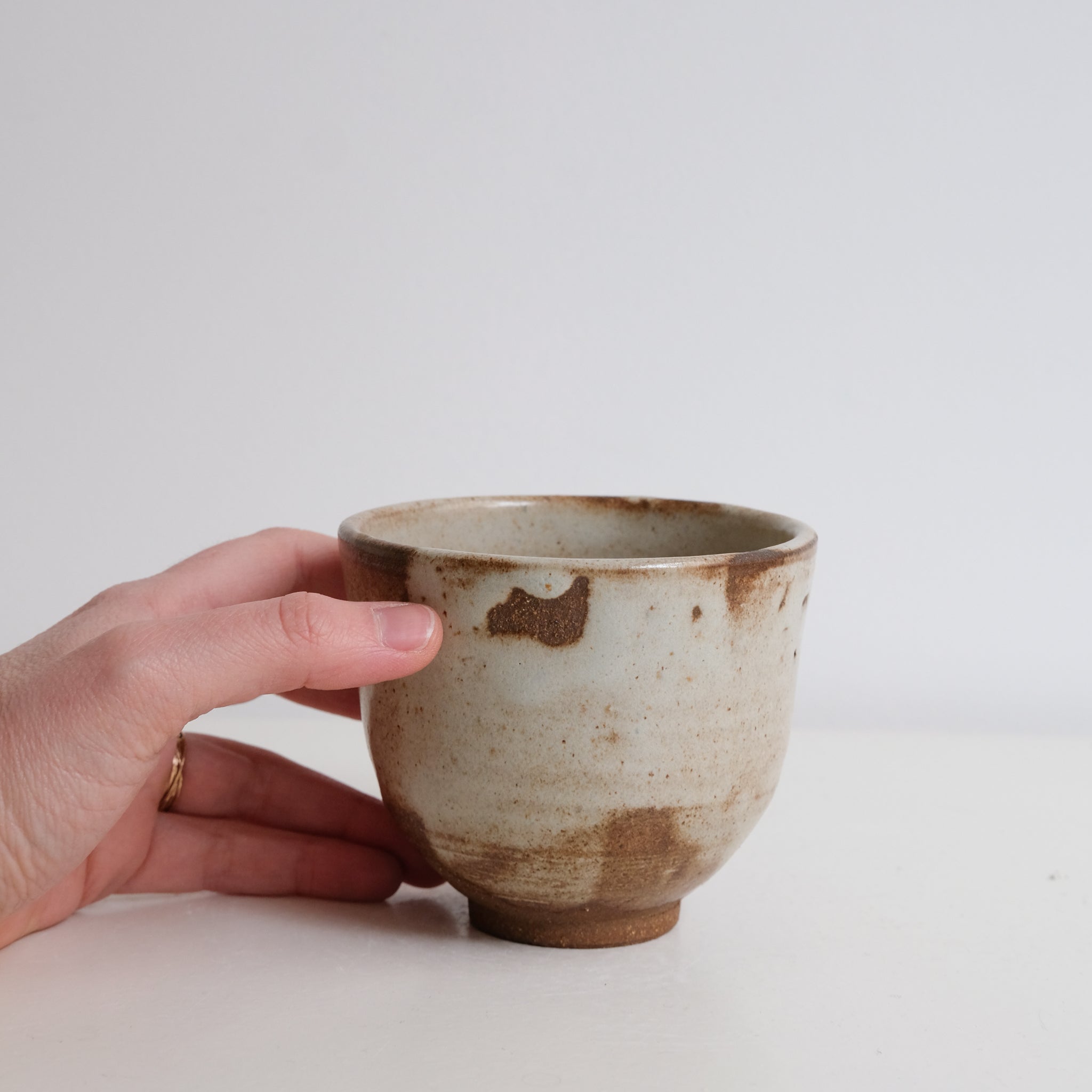 Tasse en grès 300ml - blanc et rouille de Yasashii chez Brutal Ceramics