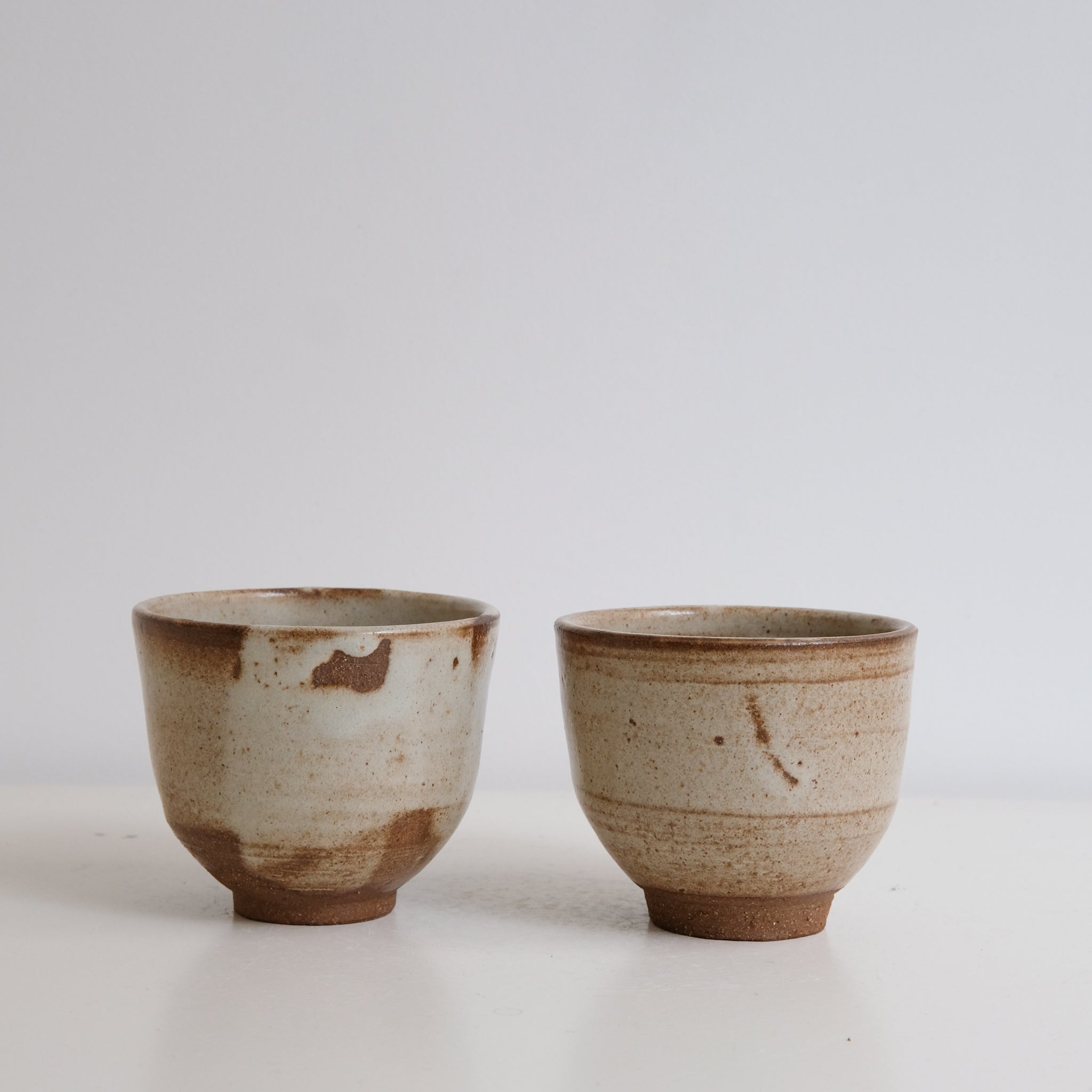 Tasse en grès 300ml - blanc et rouille de Yasashii chez Brutal Ceramics