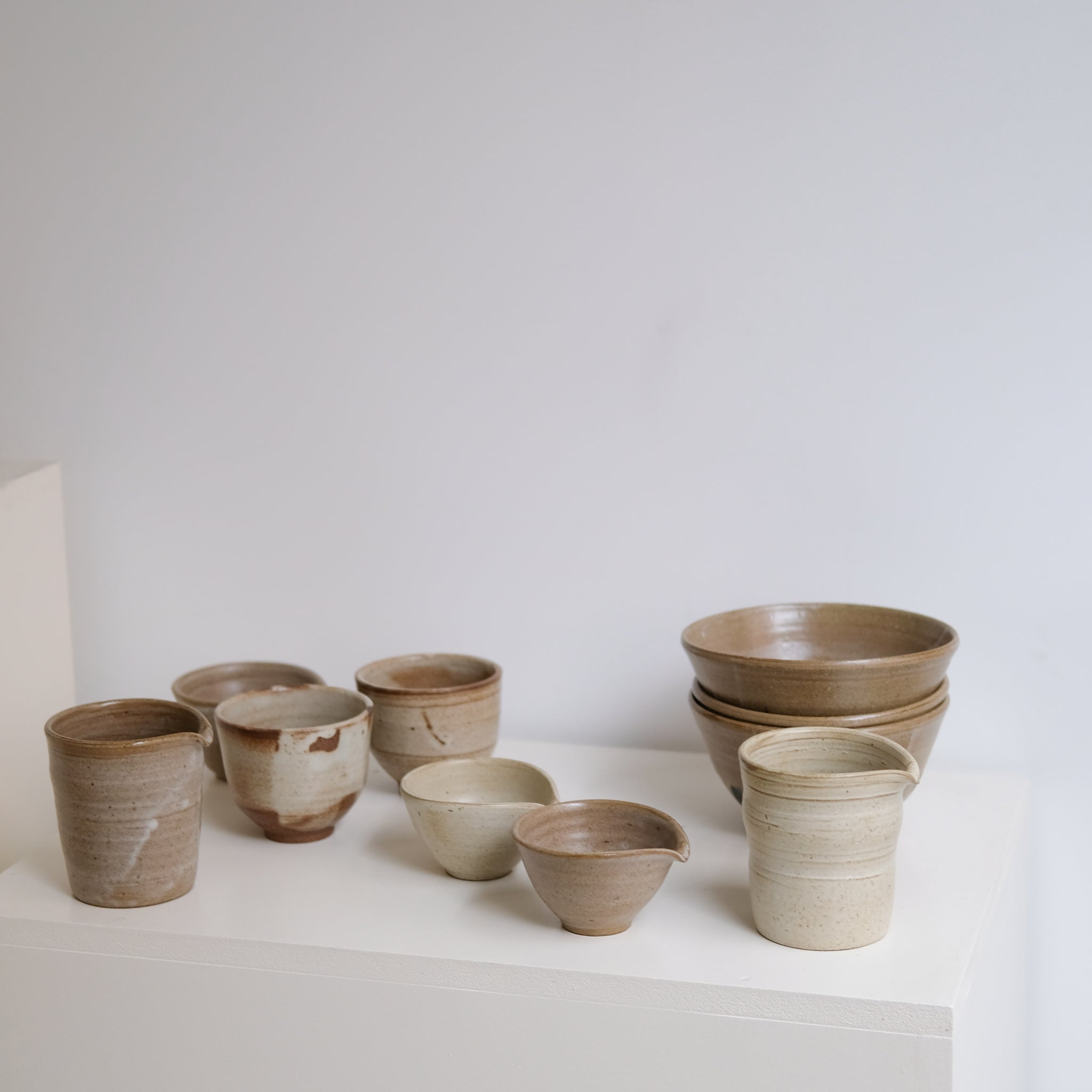 Tasse en grès 300ml - blanc et rouille de Yasashii chez Brutal Ceramics