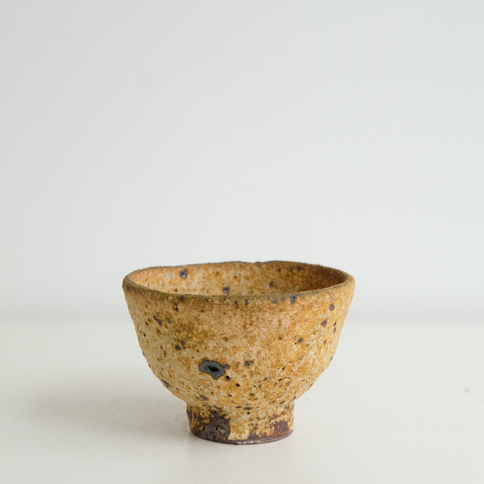 Tasse en terre locale 125ml cuisson feu / jaune mat de Benoit Audureau chez Brutal Ceramics