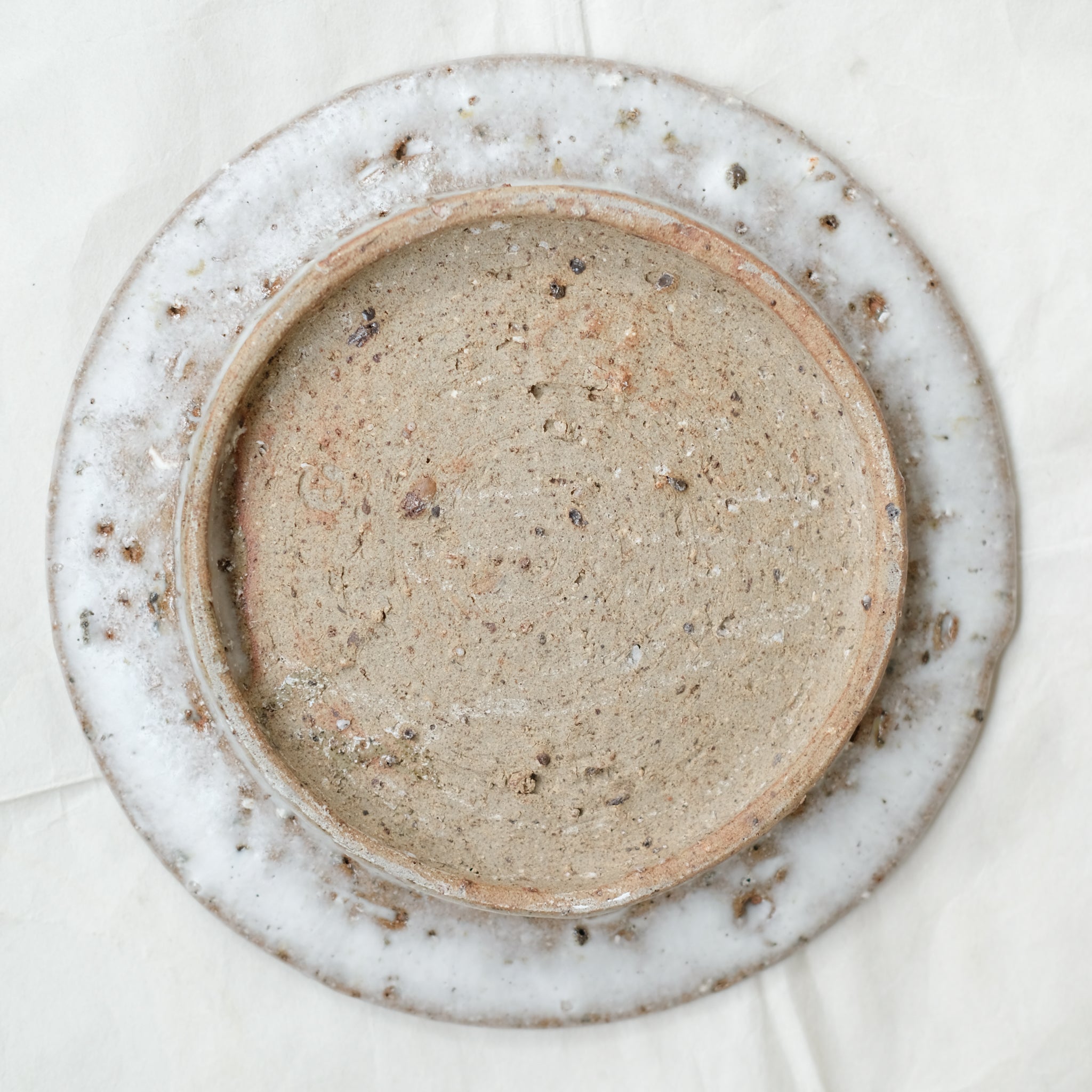 Assiette en terre d'Aizenay D 21cm / Blanc satiné texturé de Benoit Audureau chez Brutal Ceramics