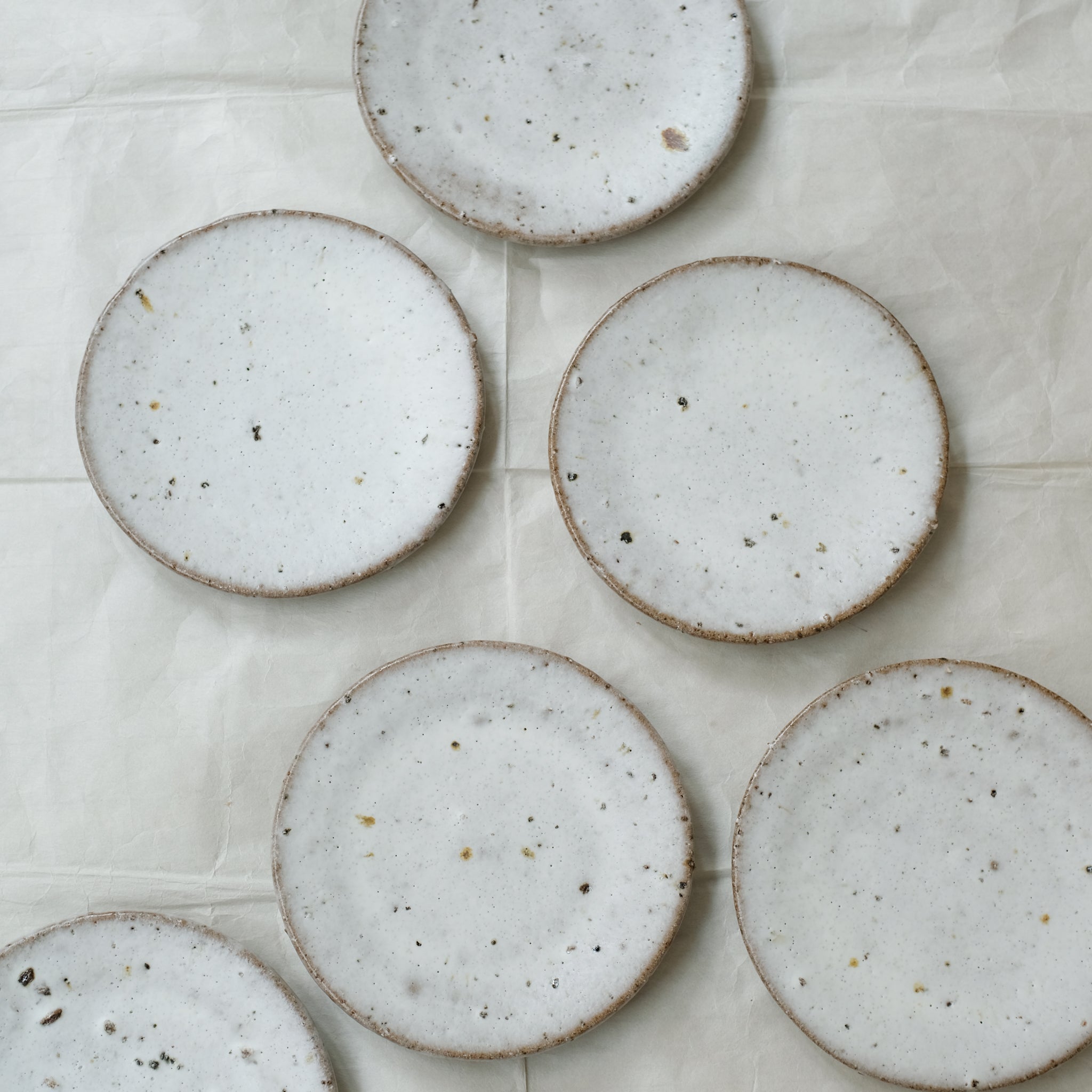 Assiette en terre d'Aizenay D 21cm / Blanc satiné texturé de Benoit Audureau chez Brutal Ceramics