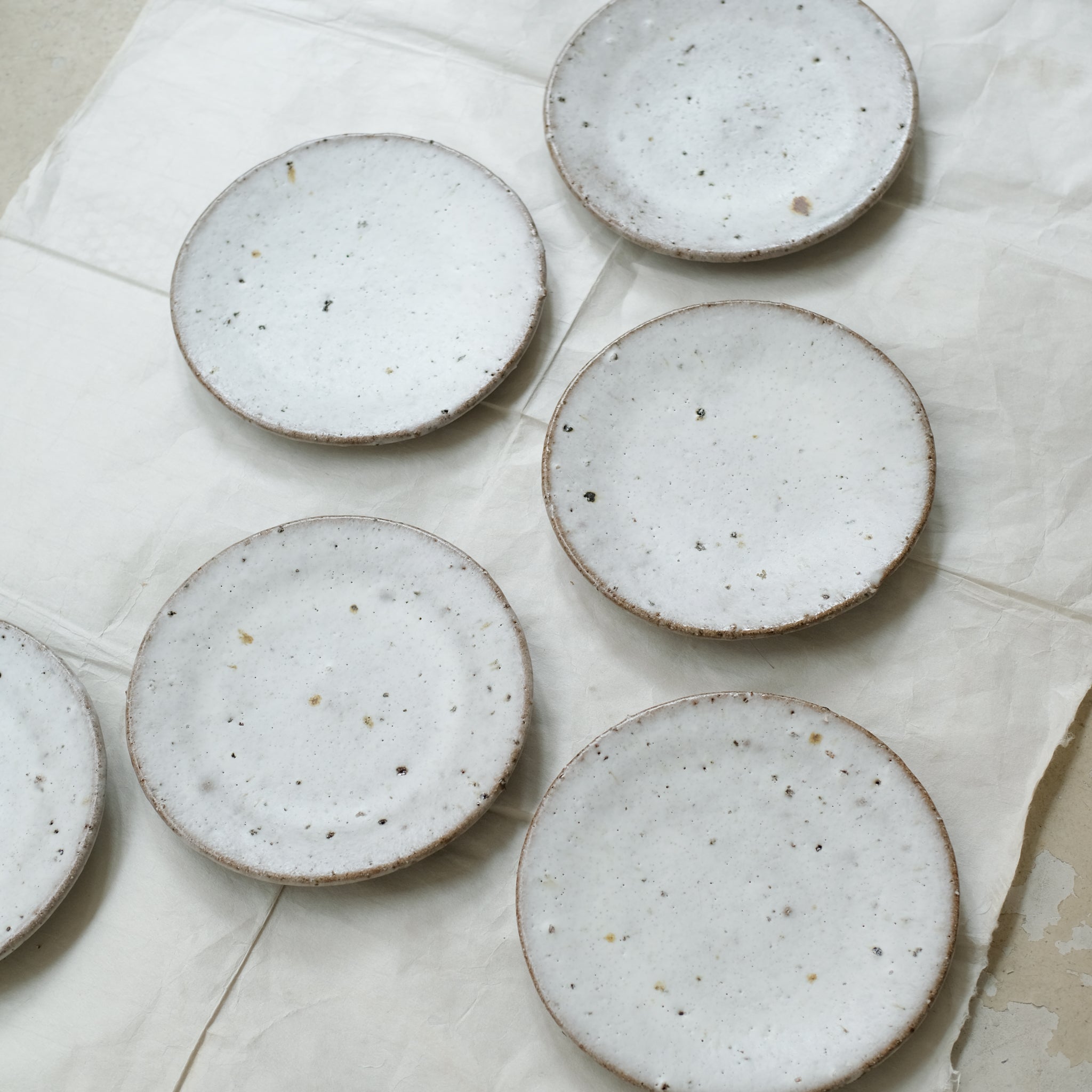 Assiette en terre d'Aizenay D 21cm / Blanc satiné texturé de Benoit Audureau chez Brutal Ceramics