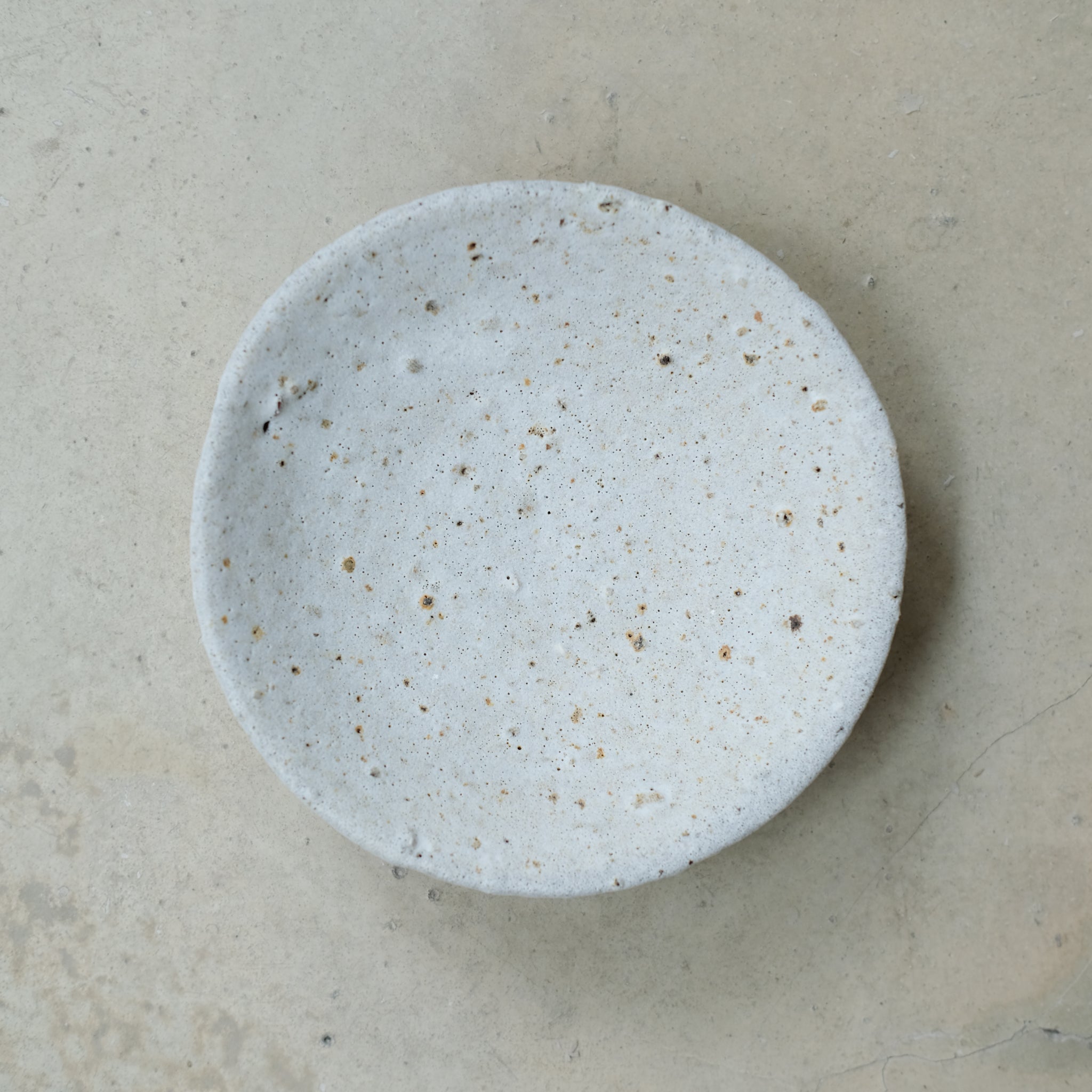 Assiette Moon par le céramiste Benoit Audureau chez Brutal Ceramics