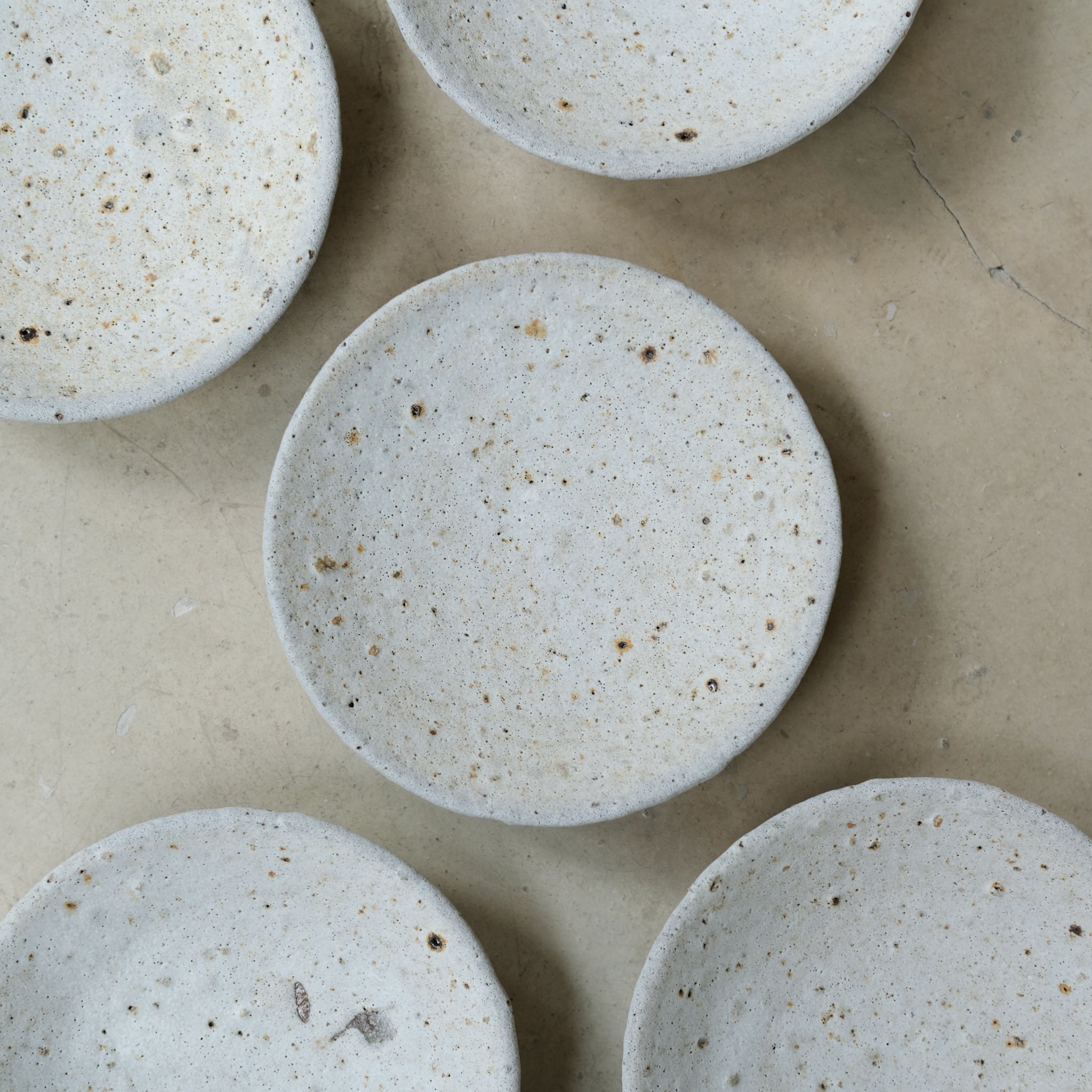 Assiette Moon par le céramiste Benoit Audureau chez Brutal Ceramics