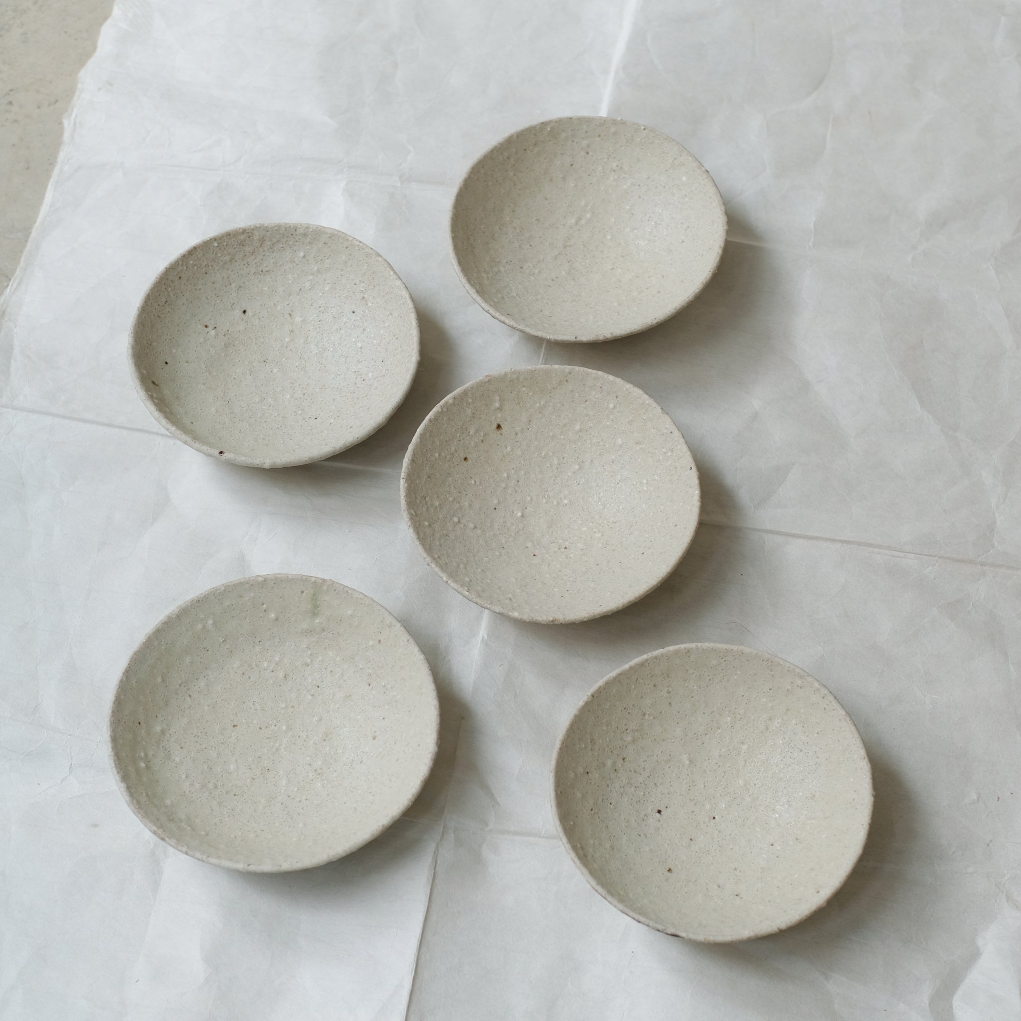 Assiette creuse en terre locale D 18cm / Gris vert de Benoit Audureau chez Brutal Ceramics